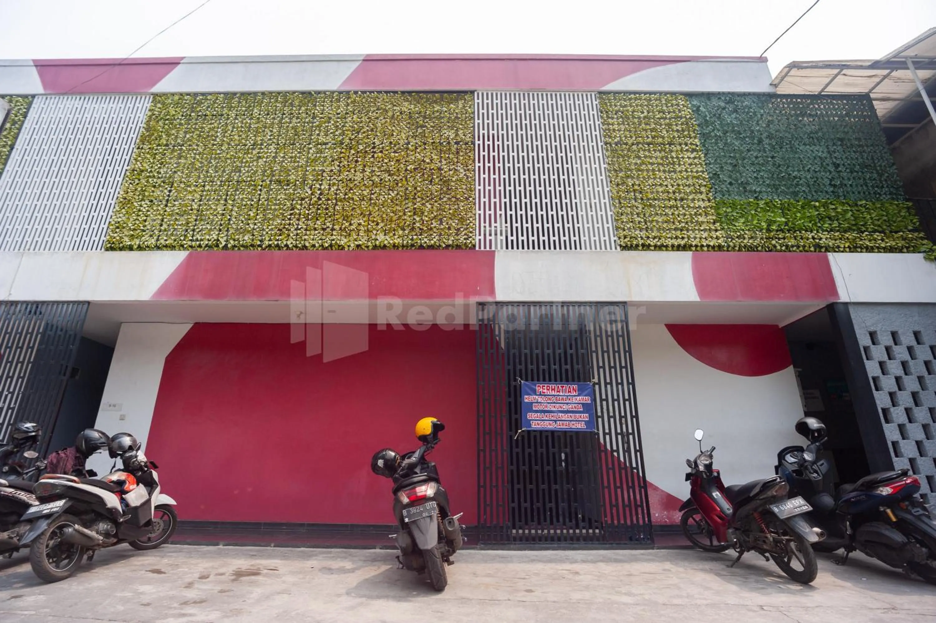 Facade/entrance in J&B Rooms Utan Kayu Jakarta Mitra RedDoorz