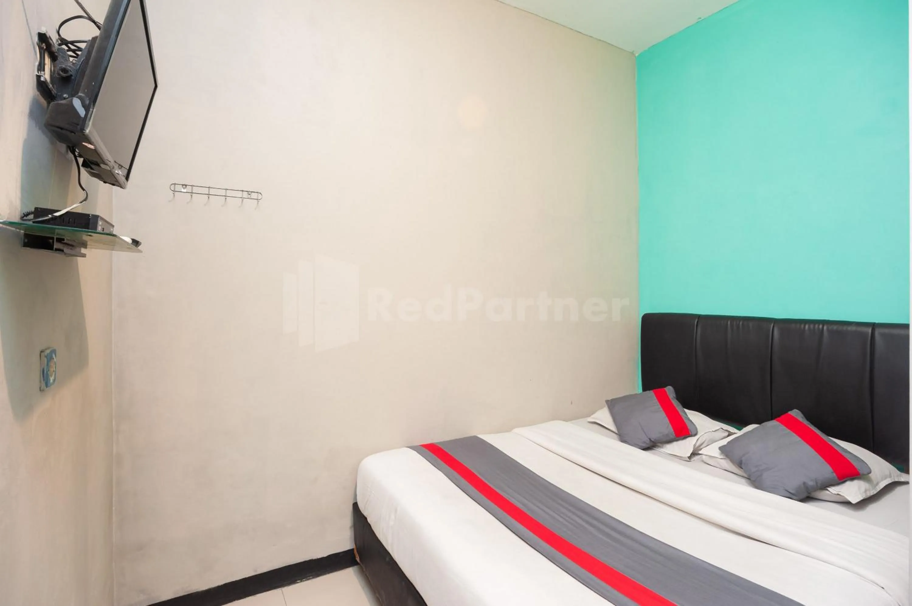 Bed in J&B Rooms Utan Kayu Jakarta Mitra RedDoorz