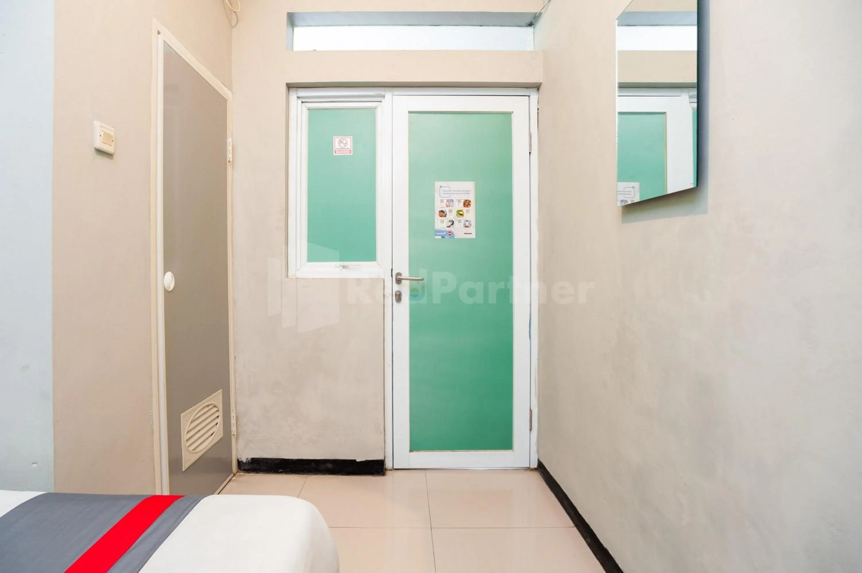 Bedroom in J&B Rooms Utan Kayu Jakarta Mitra RedDoorz