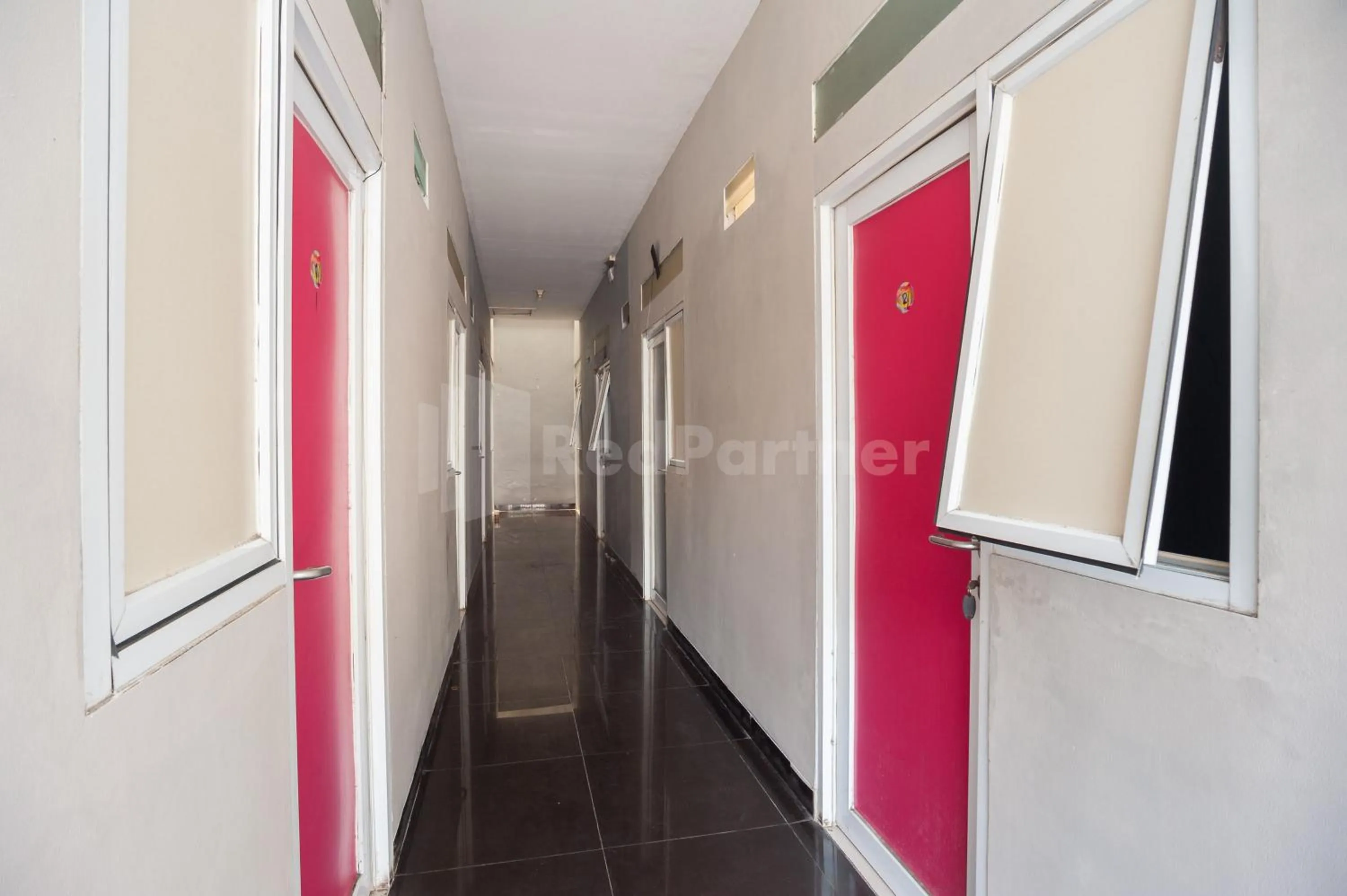 Property building in J&B Rooms Utan Kayu Jakarta Mitra RedDoorz