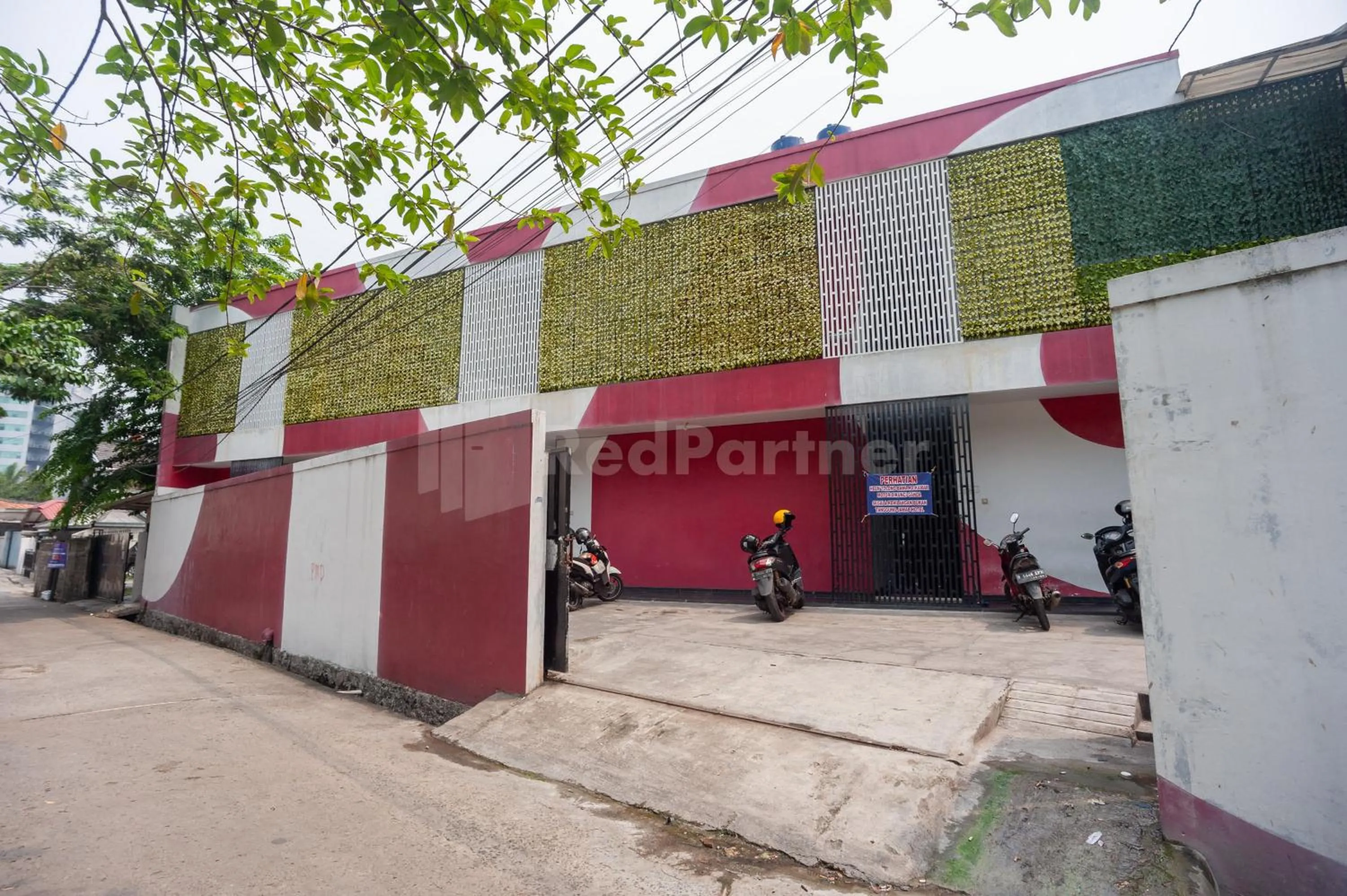 Facade/entrance in J&B Rooms Utan Kayu Jakarta Mitra RedDoorz