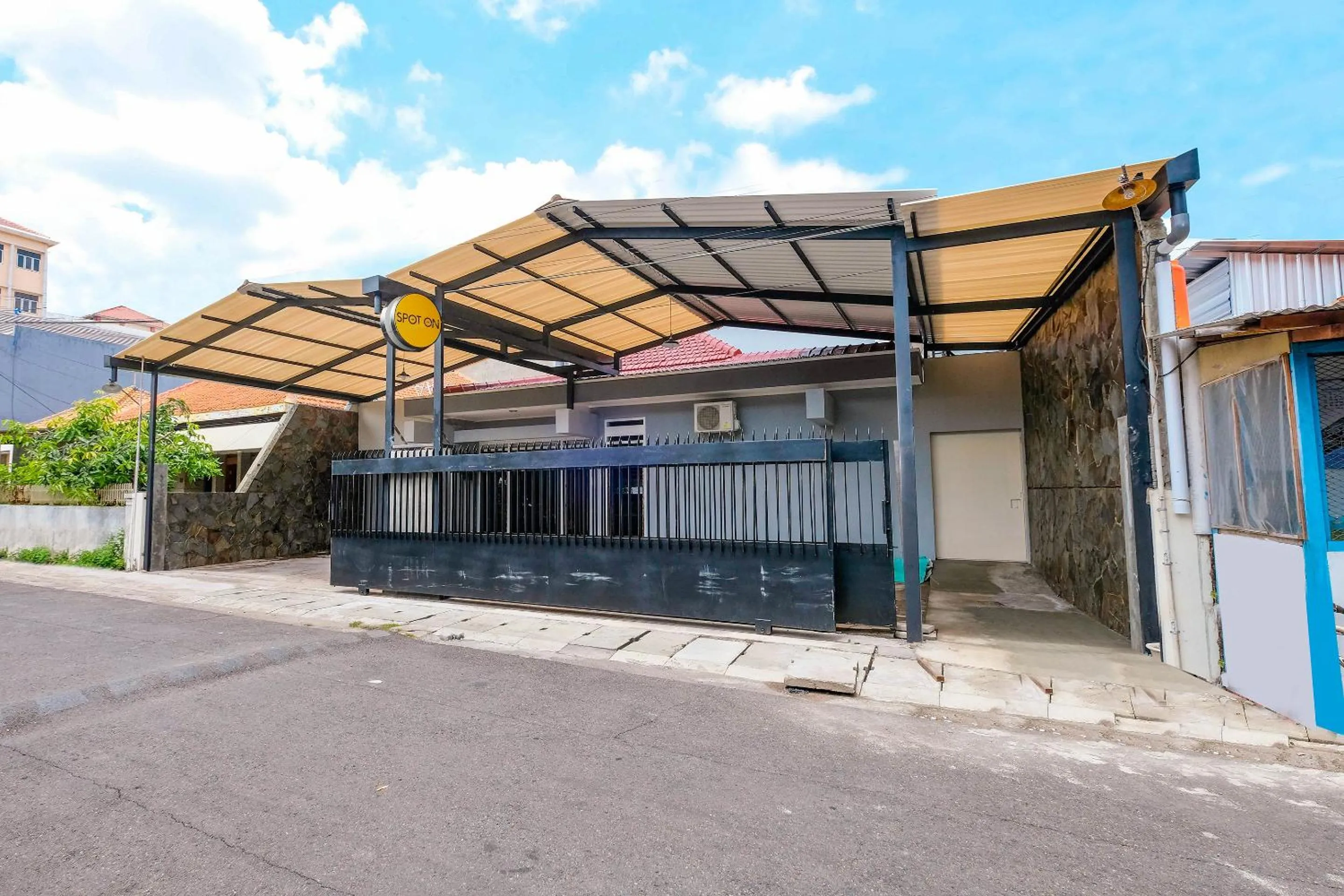 Facade/entrance in SPOT ON 2281 Omajo