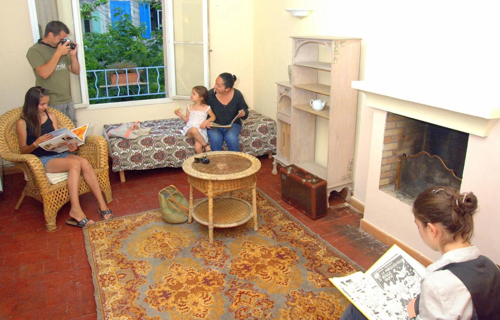 Communal lounge/ TV room in Auberge de la Fontaine