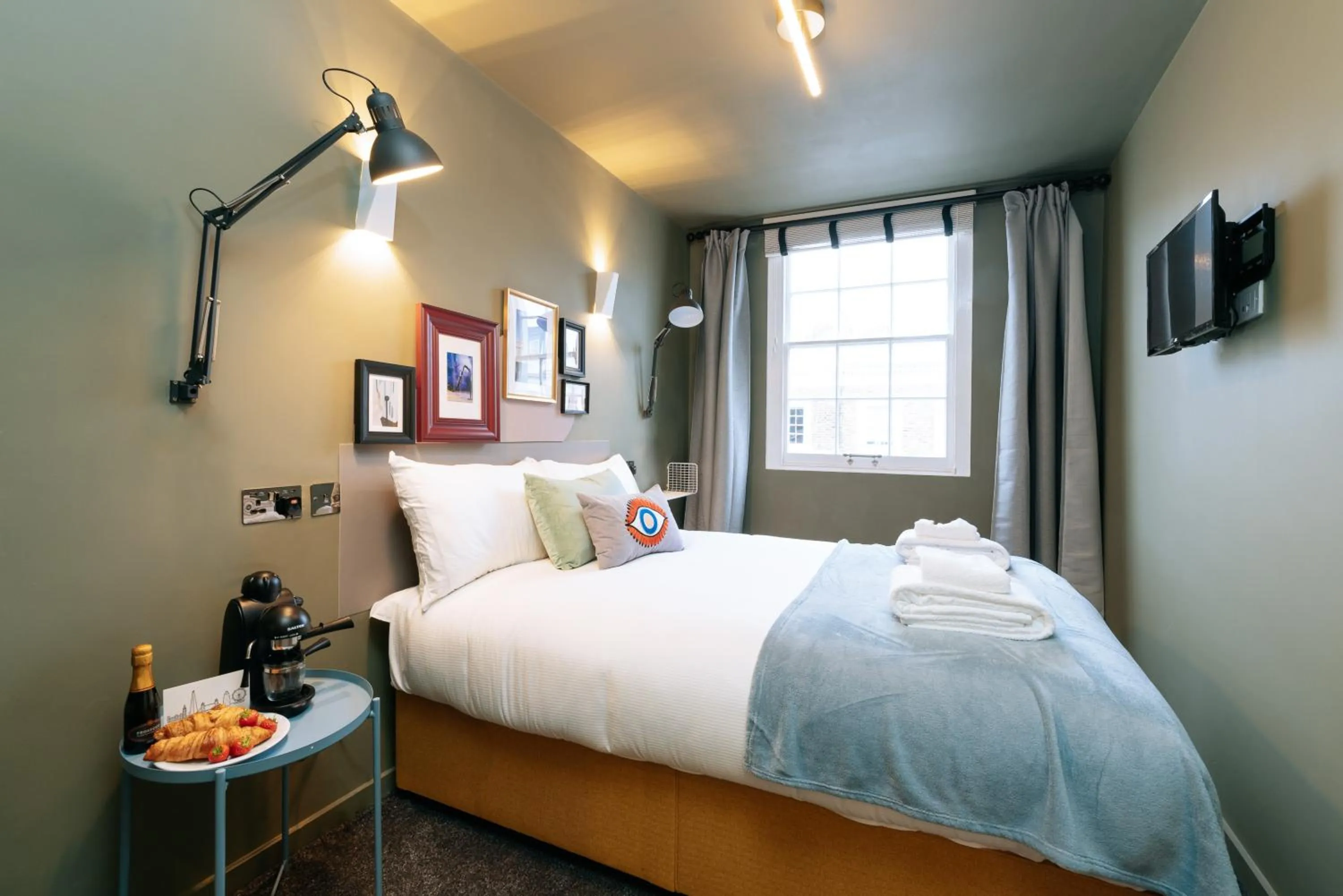 Photo of the whole room, Bed in The Warwick By Nestor