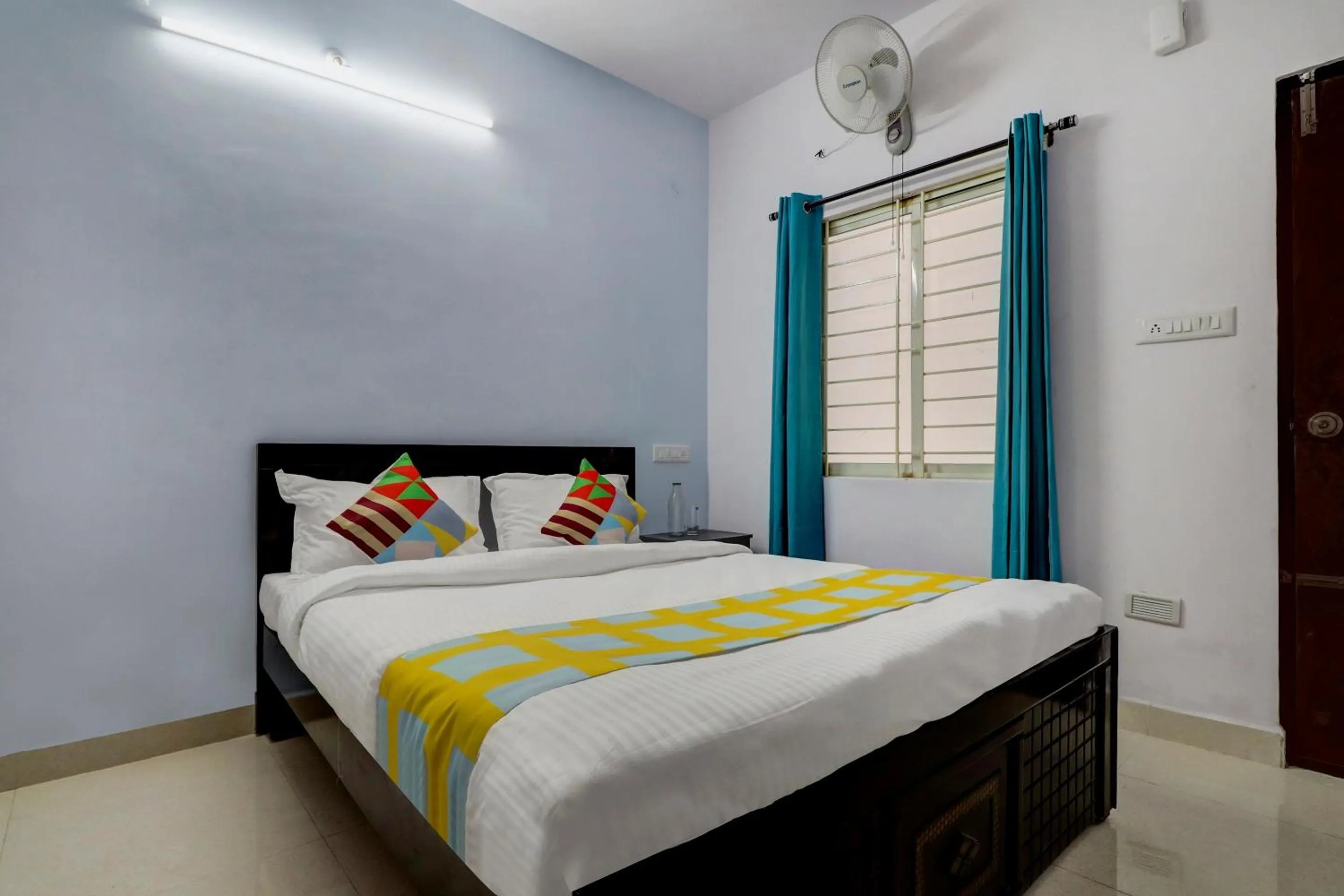Bedroom, Bed in Hotel O Home Mishra Suites