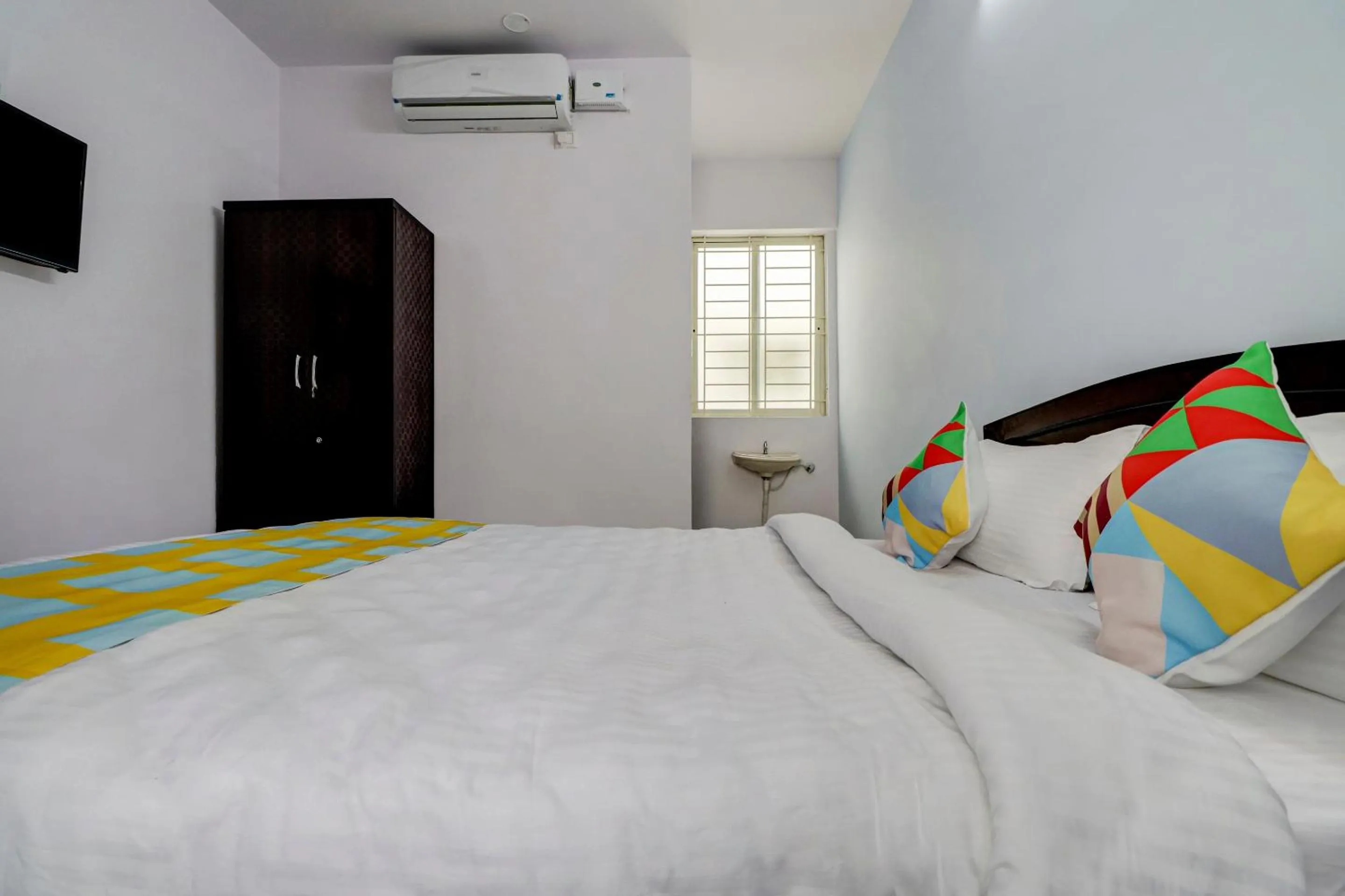 Bedroom, Bed in Hotel O Home Mishra Suites