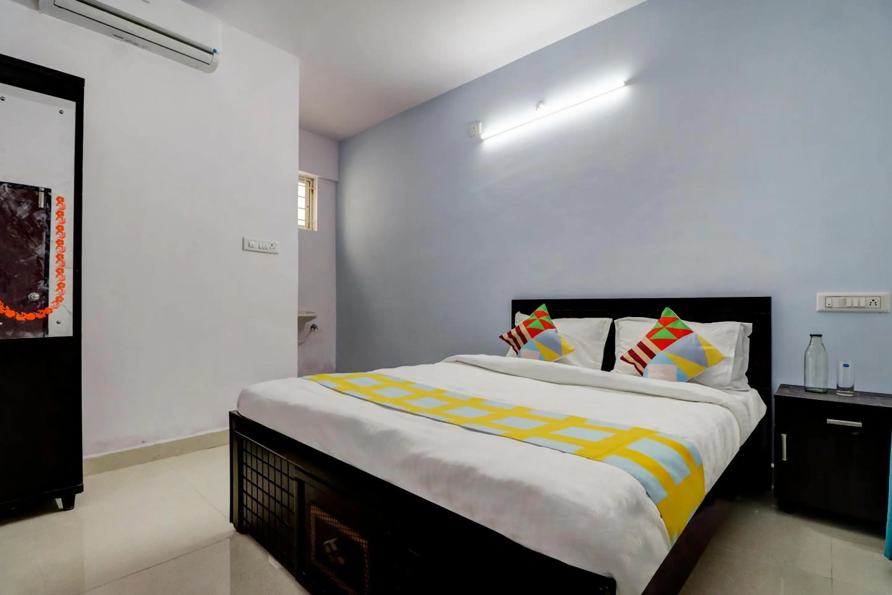 Bedroom, Bed in Hotel O Home Mishra Suites