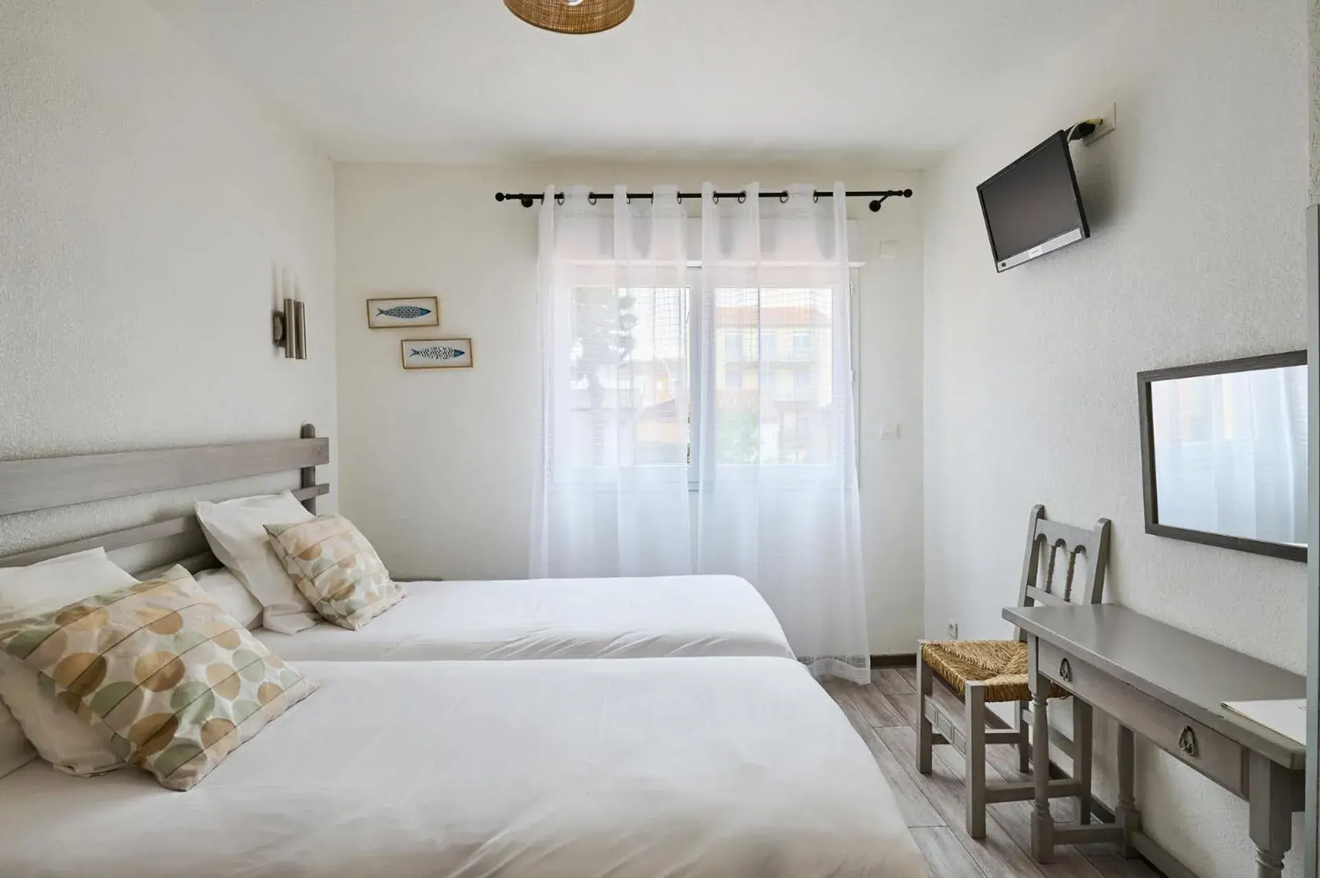 Budget Double Room in Hôtel Les Mimosas Budget Double Room in Hôtel Les Mimosas