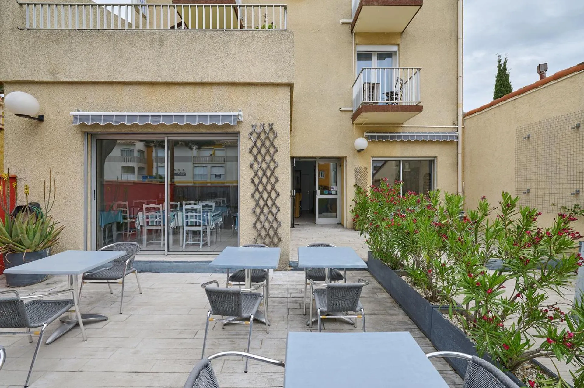 Patio in Hôtel Les Mimosas