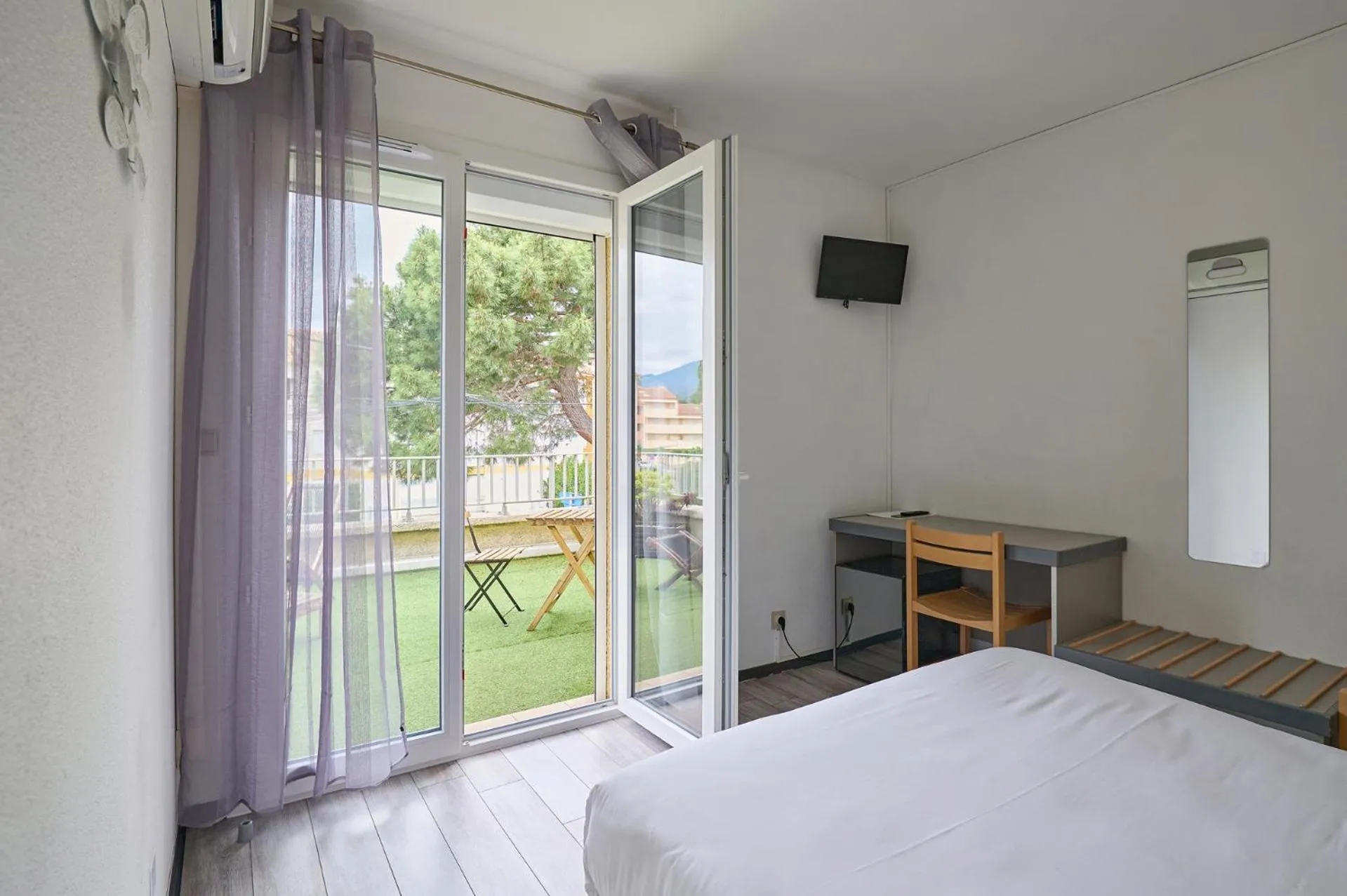 Balcony/Terrace, Bed in Hôtel Les Mimosas