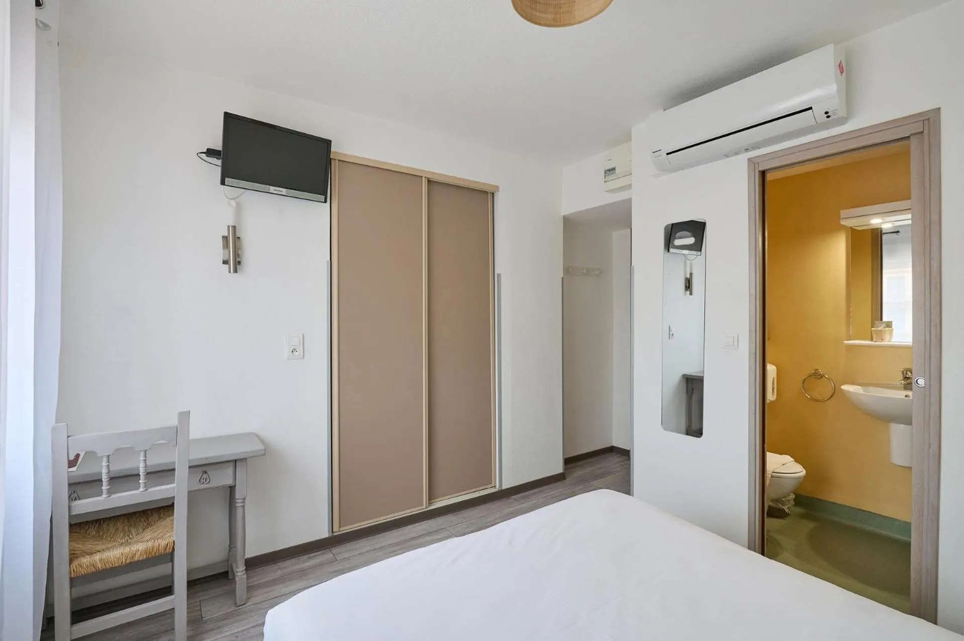 Bedroom, Bed in Hôtel Les Mimosas