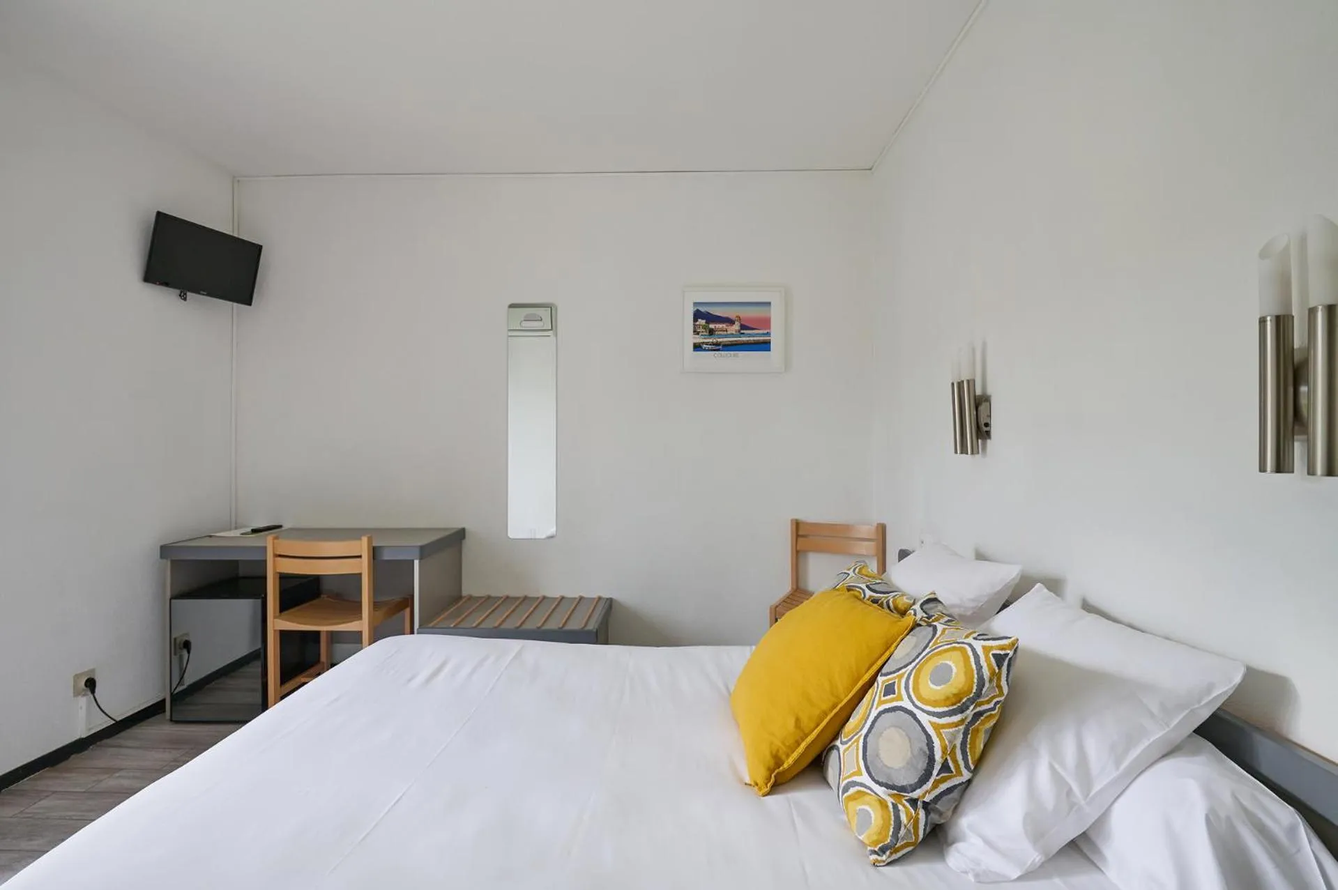 Bedroom, Bed in Hôtel Les Mimosas