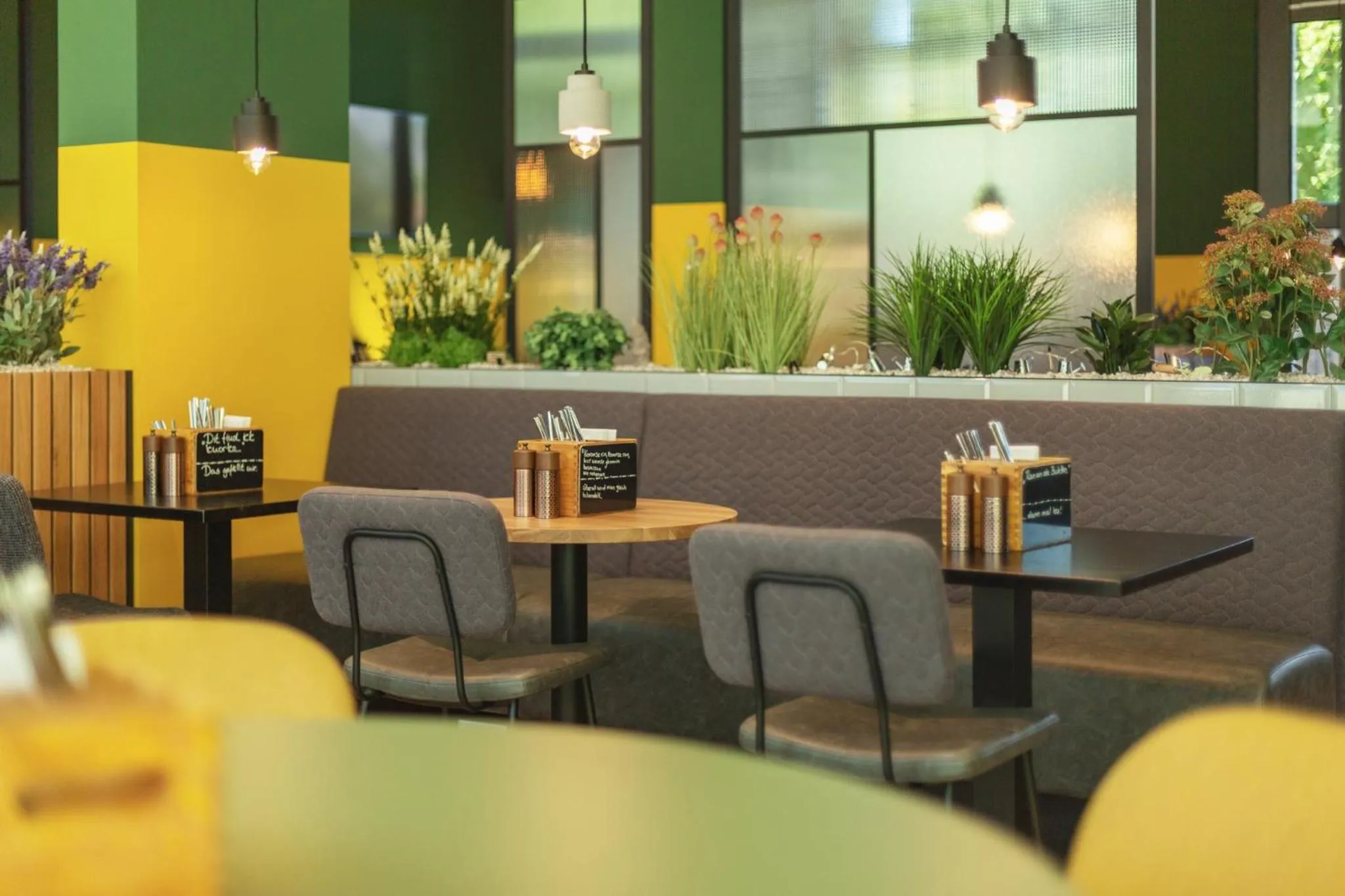 Restaurant/places to eat in Holiday Inn - the niu, Dwarf Berlin Schöneberg by IHG