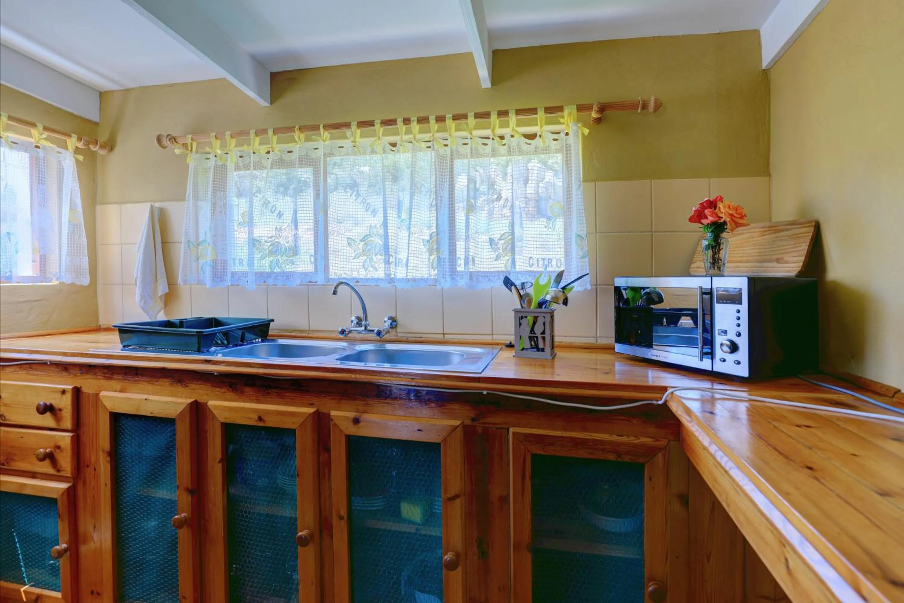 Kitchen or kitchenette in Over The Mountain Guest Farm