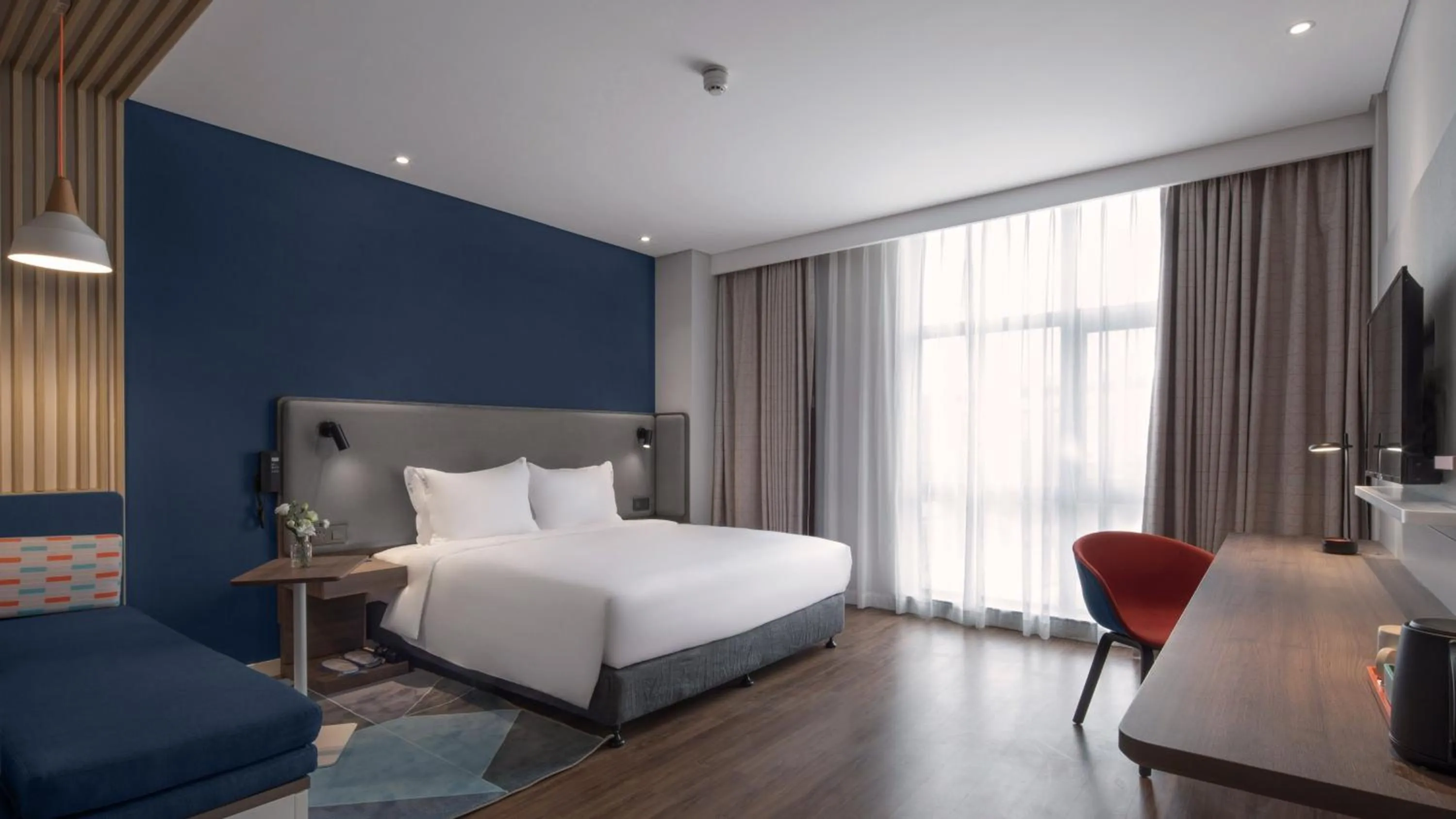 Photo of the whole room, Bed in Holiday Inn Express Shanghai Hongqiao North by IHG