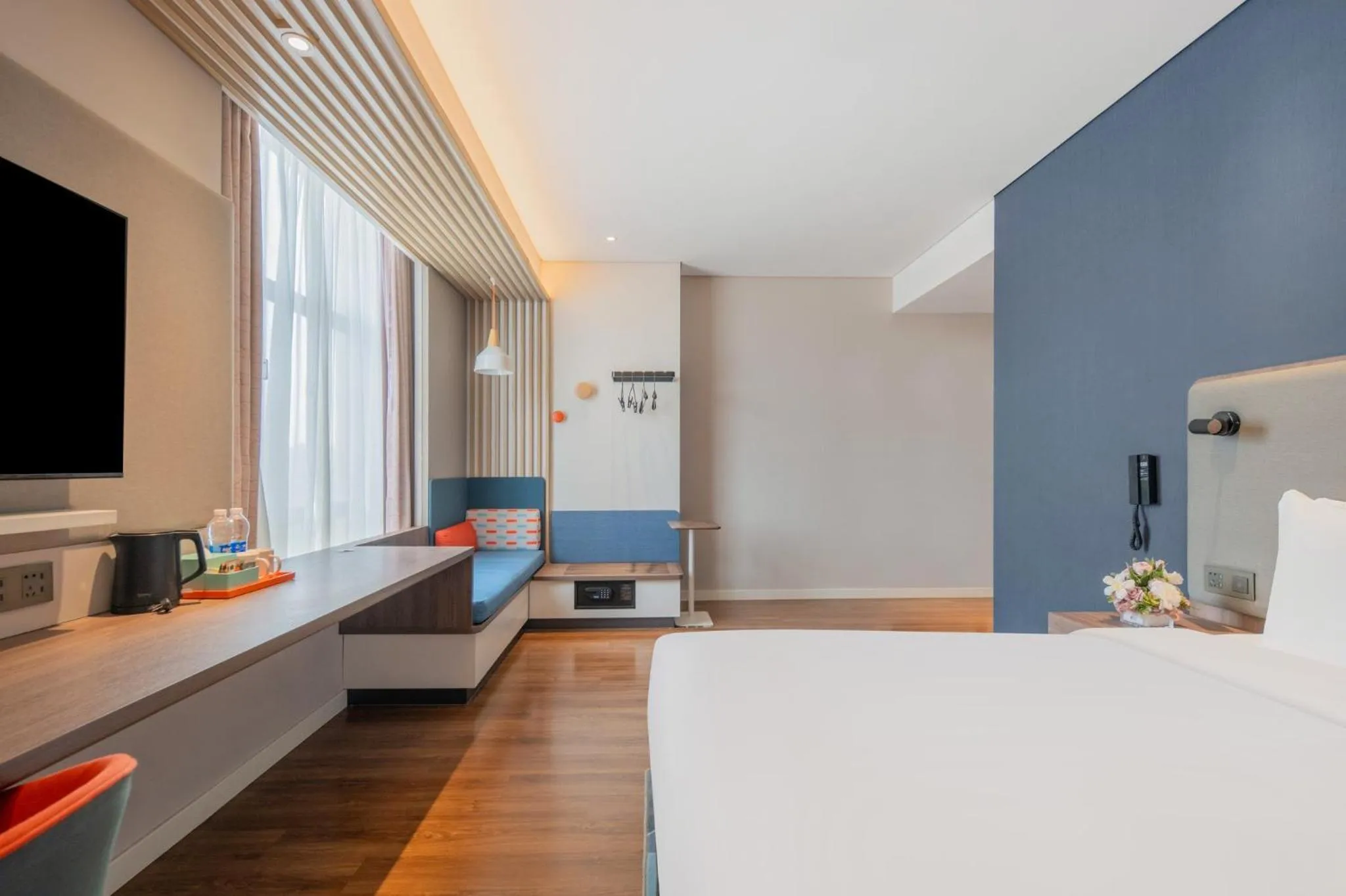 Photo of the whole room, Bed in Holiday Inn Express Shanghai Hongqiao North by IHG