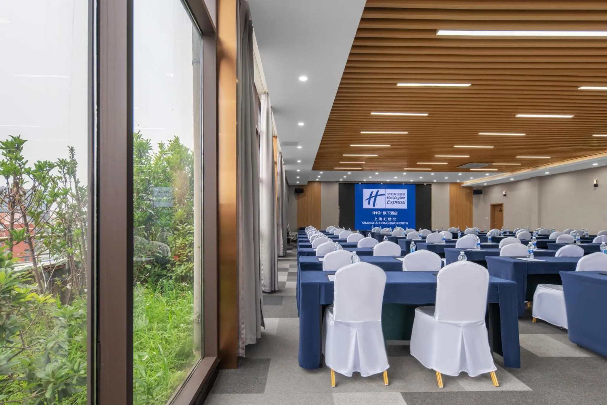 Meeting/conference room in Holiday Inn Express Shanghai Hongqiao North by IHG