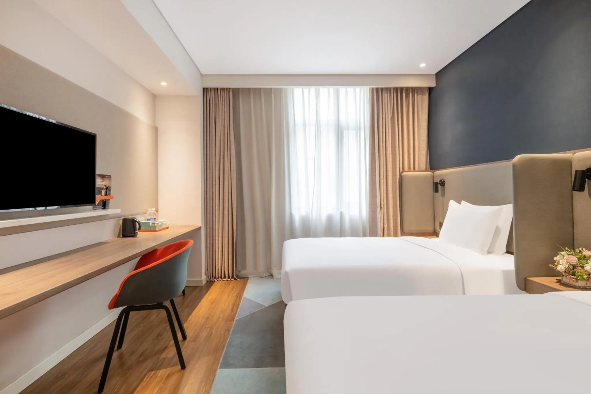Photo of the whole room, Bed in Holiday Inn Express Shanghai Hongqiao North by IHG
