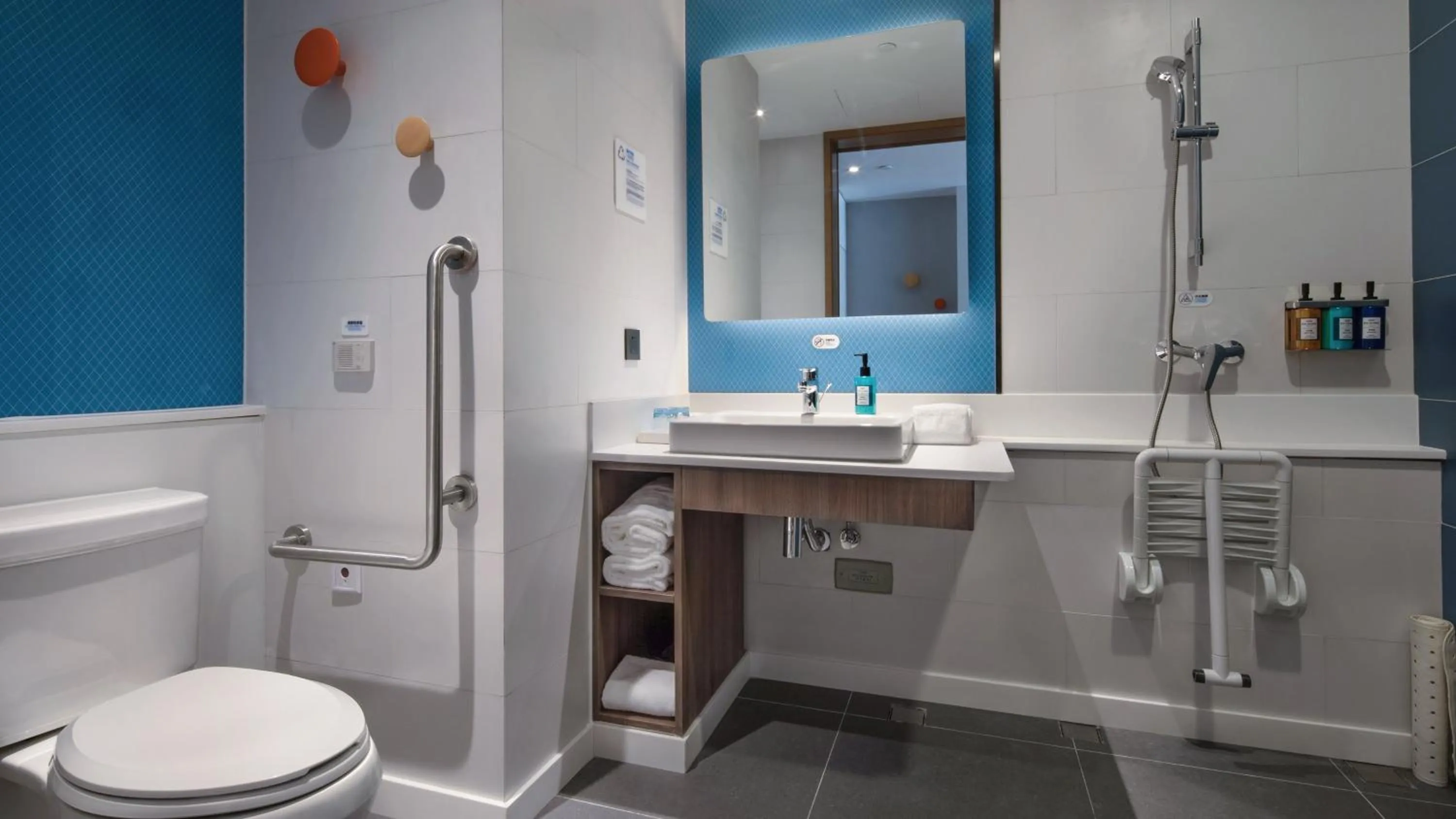 Photo of the whole room in Holiday Inn Express Shanghai Hongqiao North by IHG