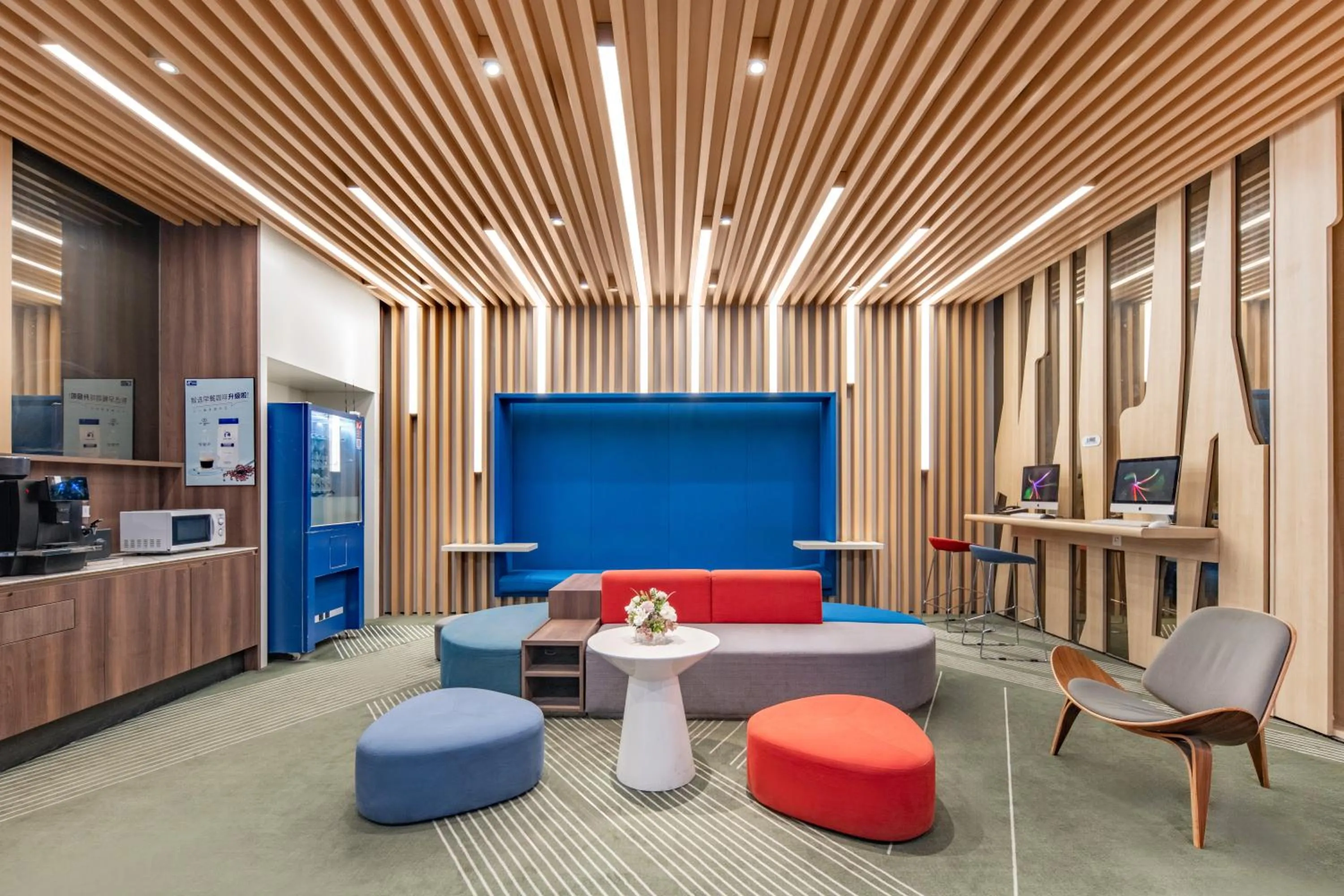 Seating area in Holiday Inn Express Shanghai Hongqiao North by IHG