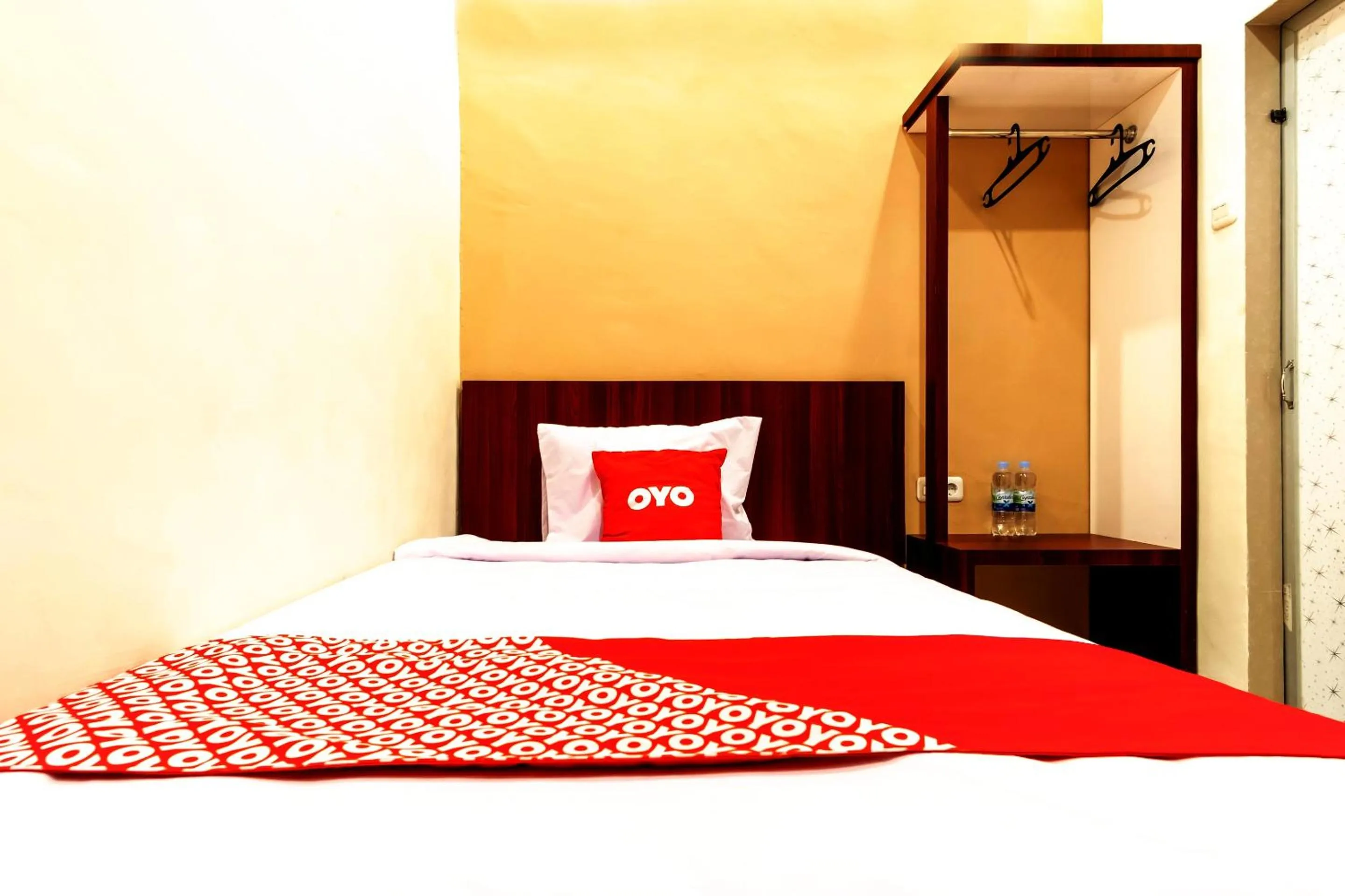 Bedroom, Bed in Capital O 1585 Ring Road Residence