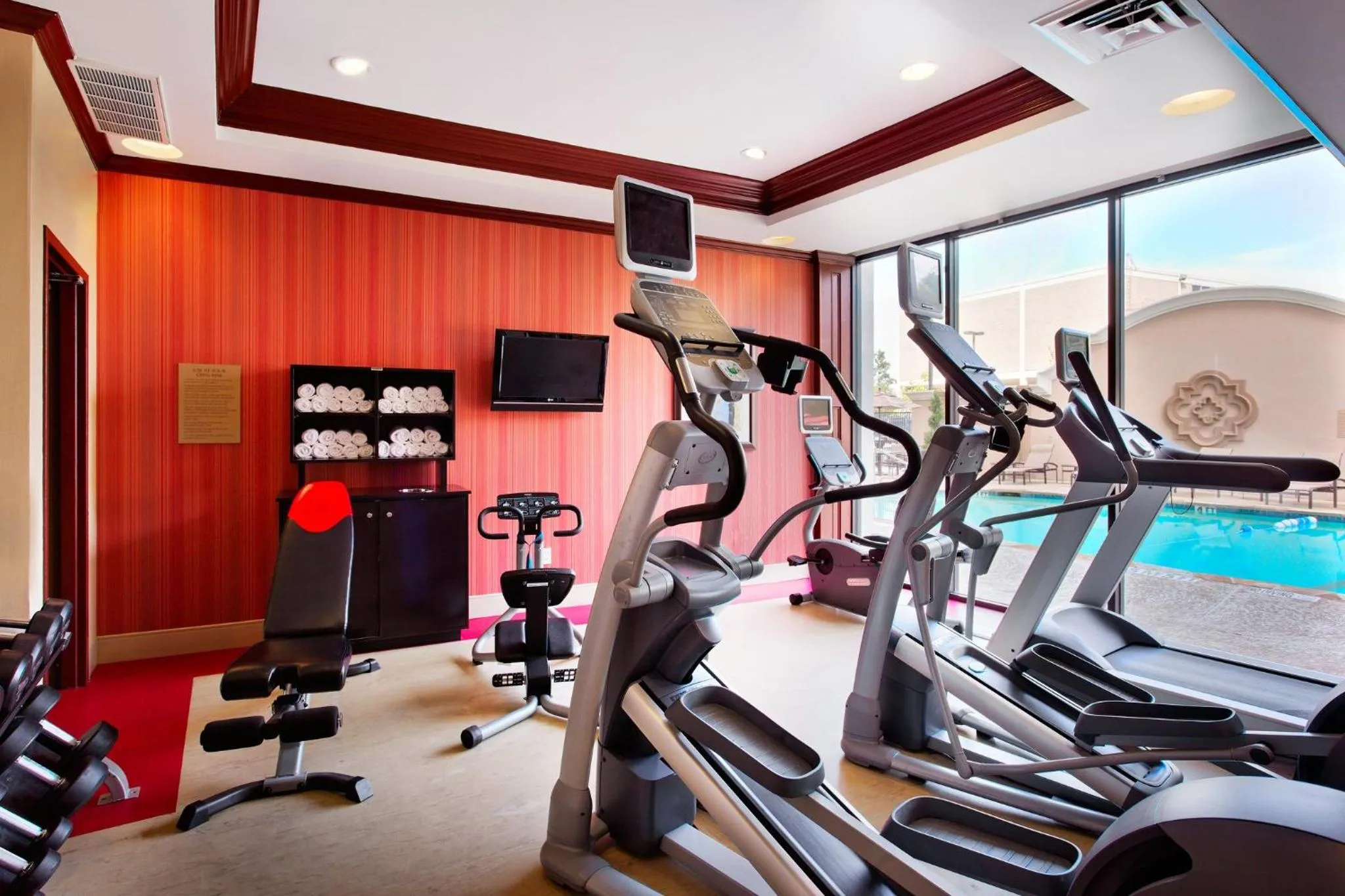 Fitness centre/facilities in Holiday Inn Express Dallas Market Center by IHG