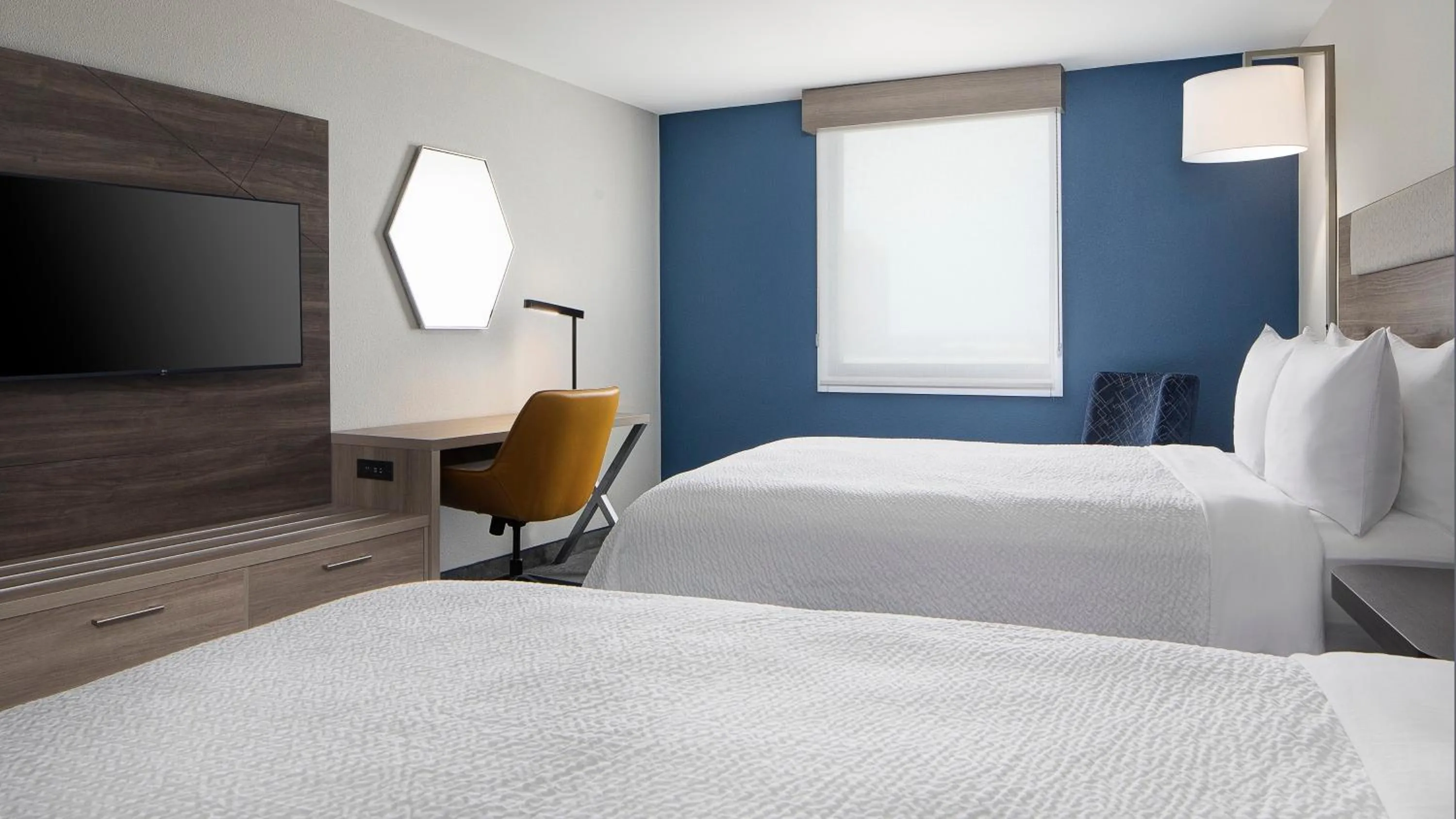 Photo of the whole room, Bed in Holiday Inn Express Dallas Market Center by IHG