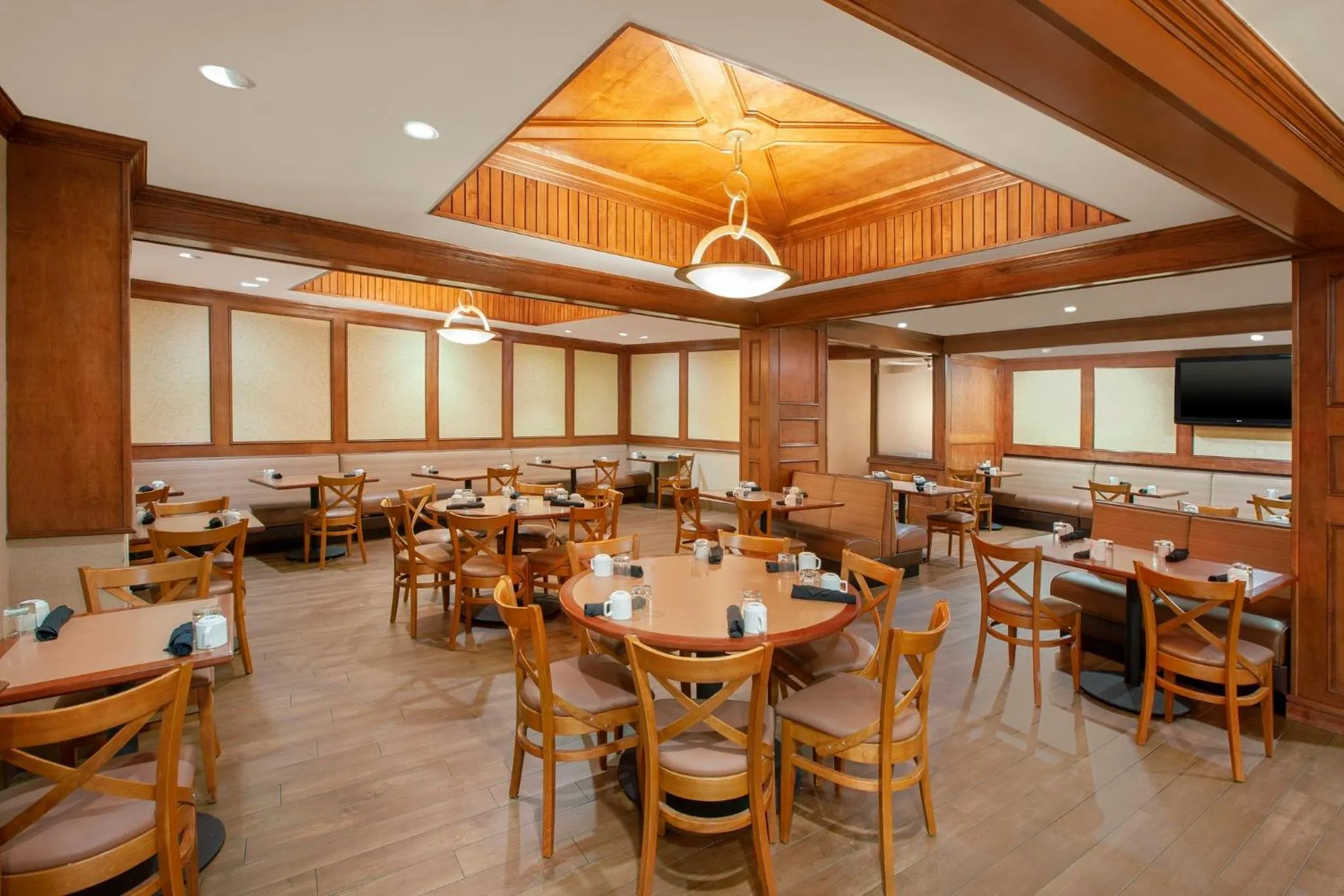 Restaurant/places to eat in Holiday Inn Express Dallas Market Center by IHG