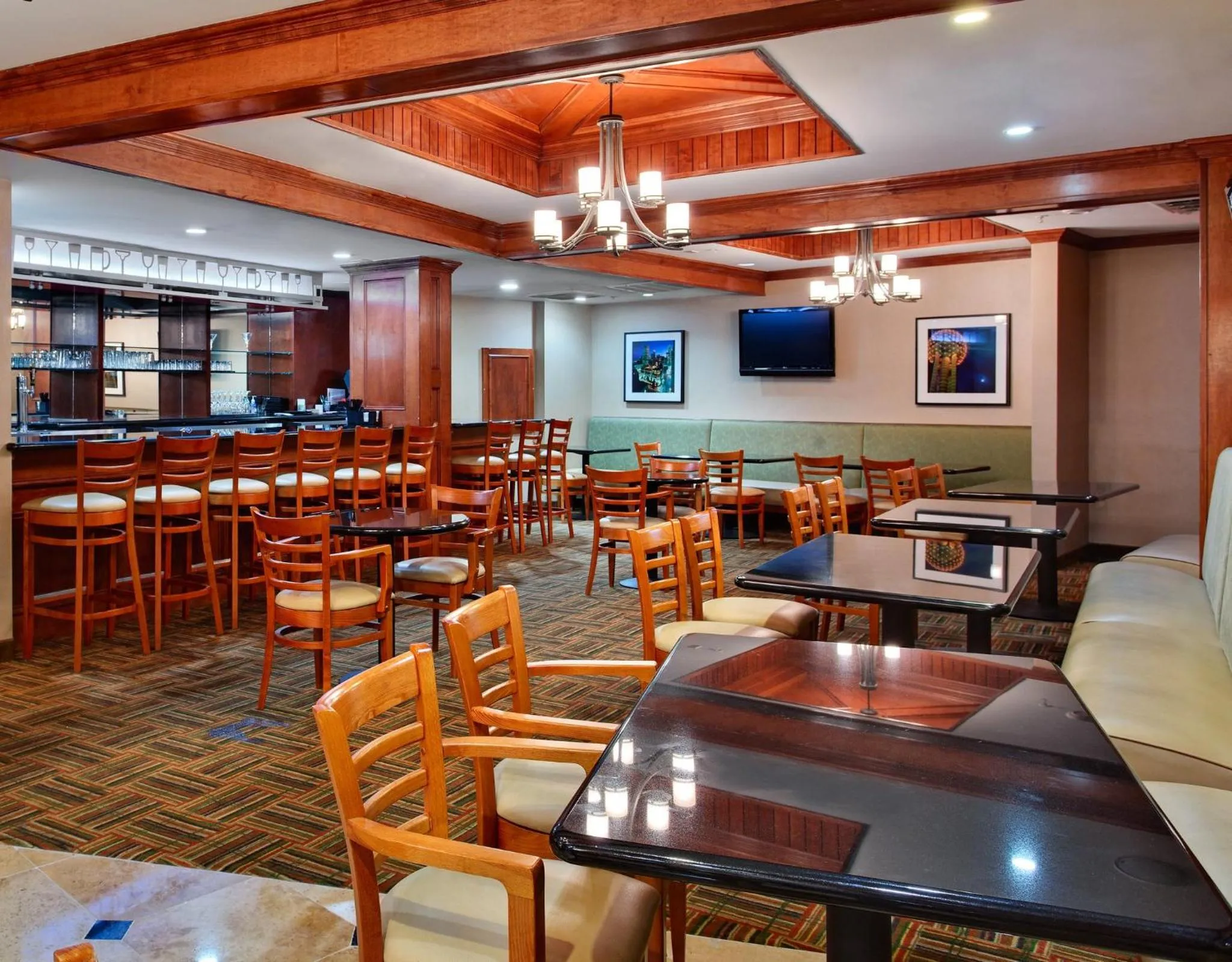 Lounge or bar in Holiday Inn Express Dallas Market Center by IHG