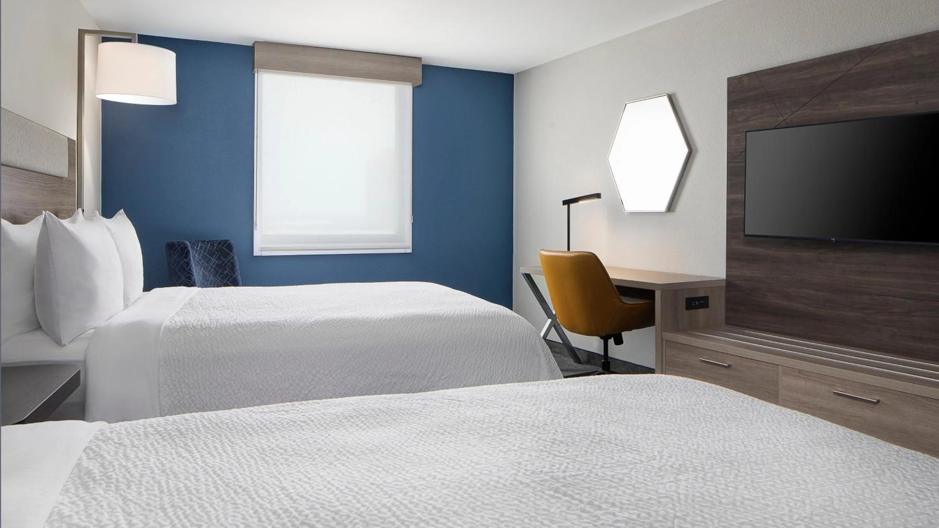 Photo of the whole room, Bed in Holiday Inn Express Dallas Market Center by IHG