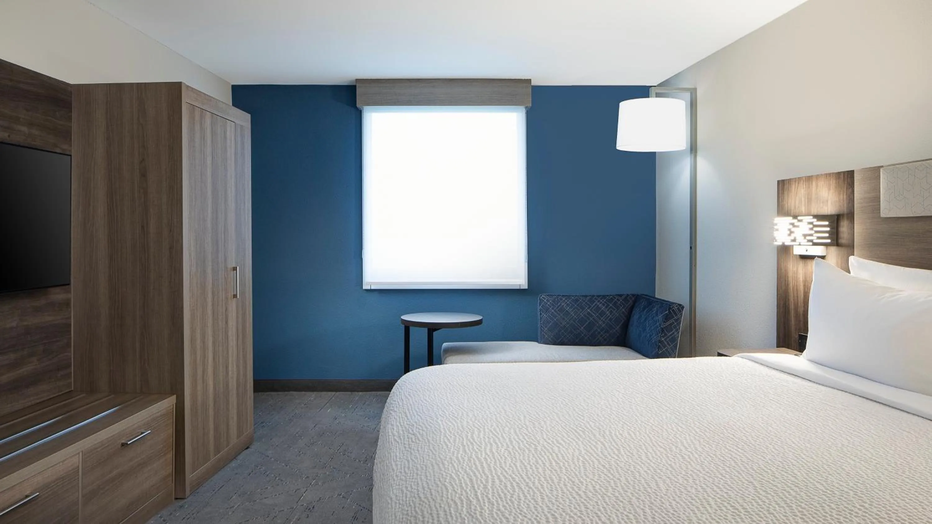 Photo of the whole room, Bed in Holiday Inn Express Dallas Market Center by IHG