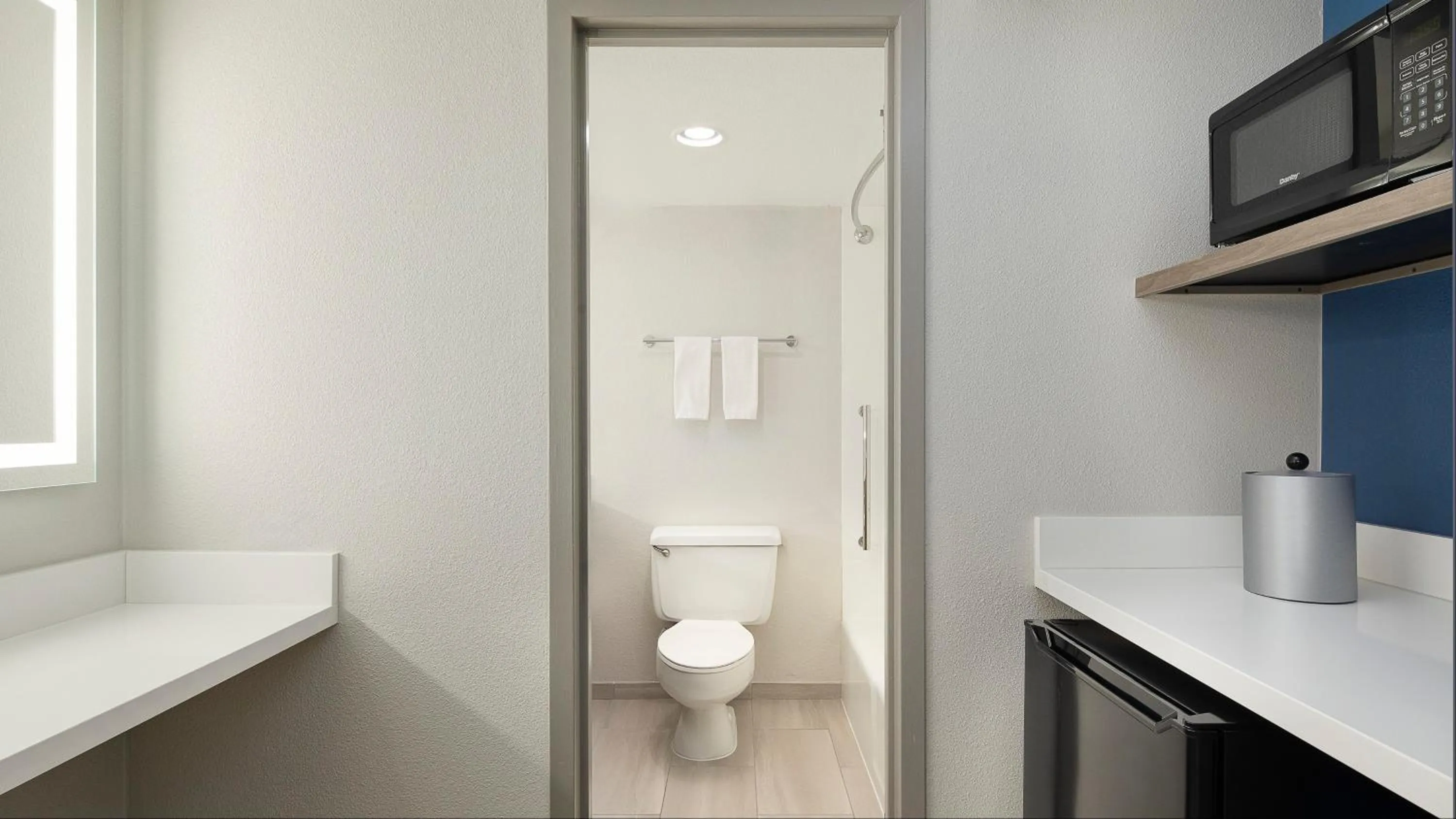 Photo of the whole room in Holiday Inn Express Dallas Market Center by IHG