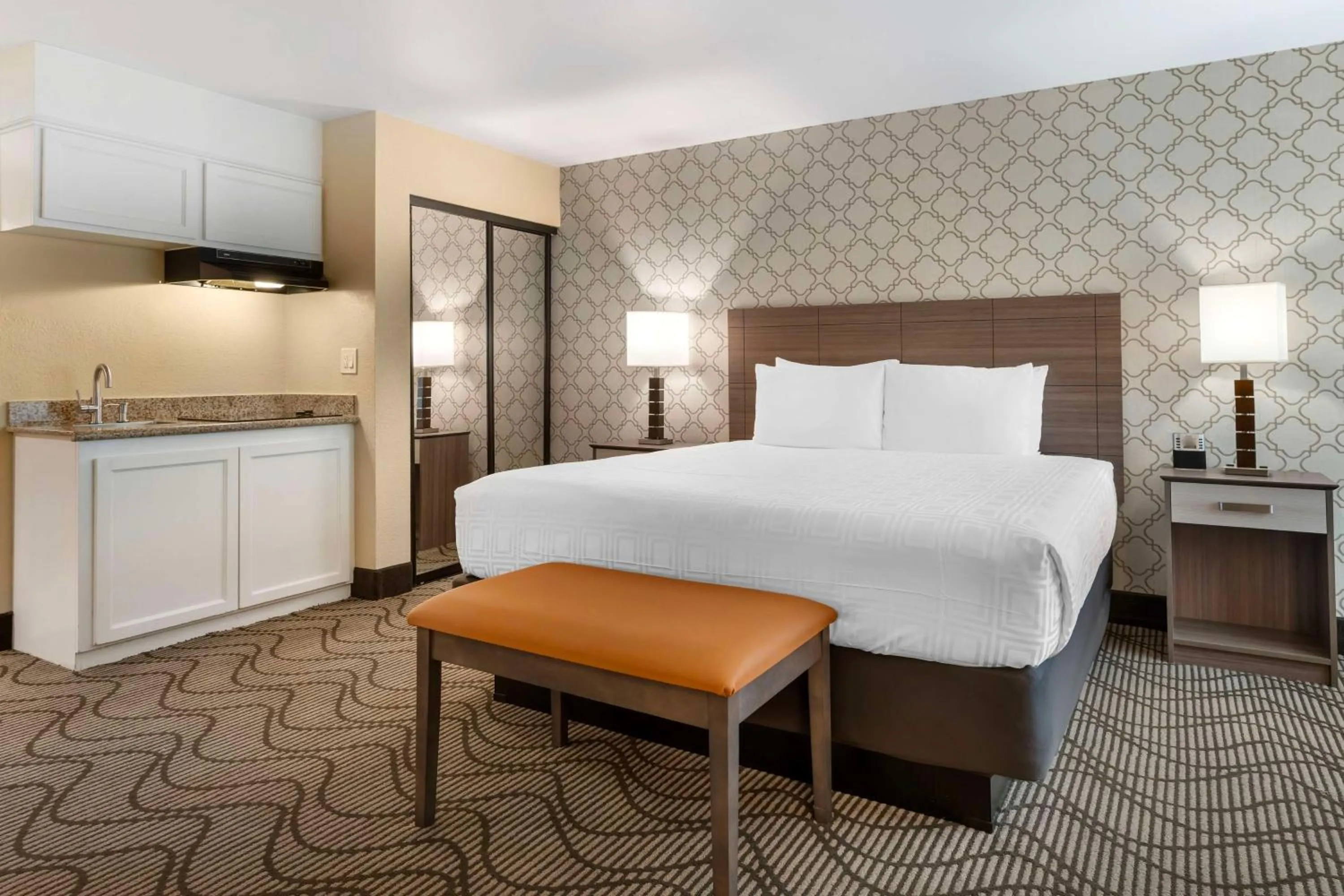 Bedroom, Bed in Best Western Plus Heritage Inn