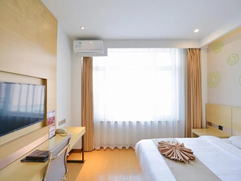 Bed in GreenTree Inn Dalian Dalian North Railway Station Express Hotel