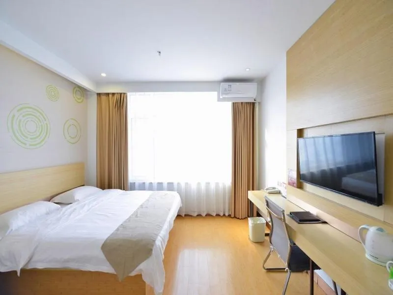 Bed in GreenTree Inn Dalian Dalian North Railway Station Express Hotel