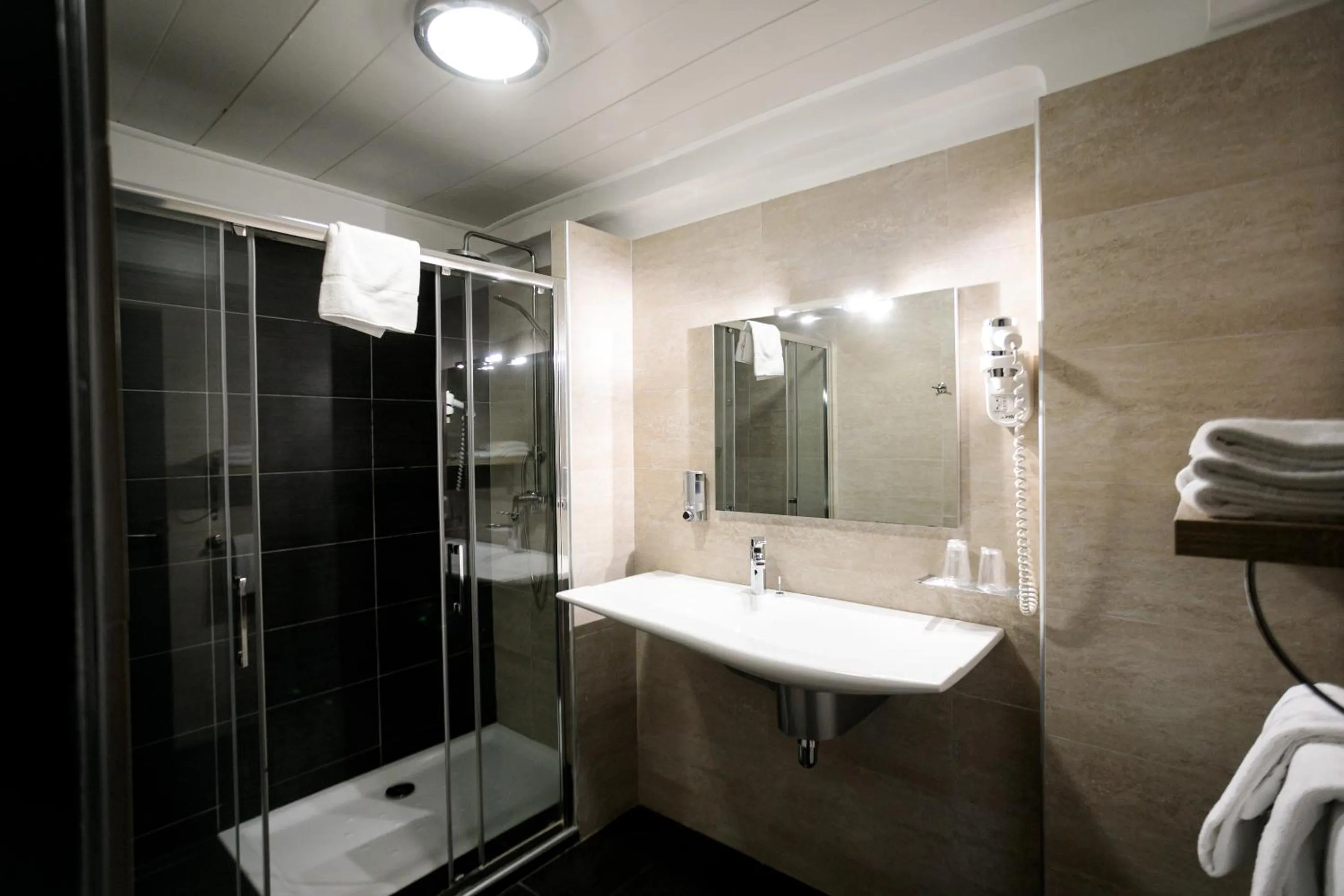 Bathroom in Hôtel Spunta Di Mare