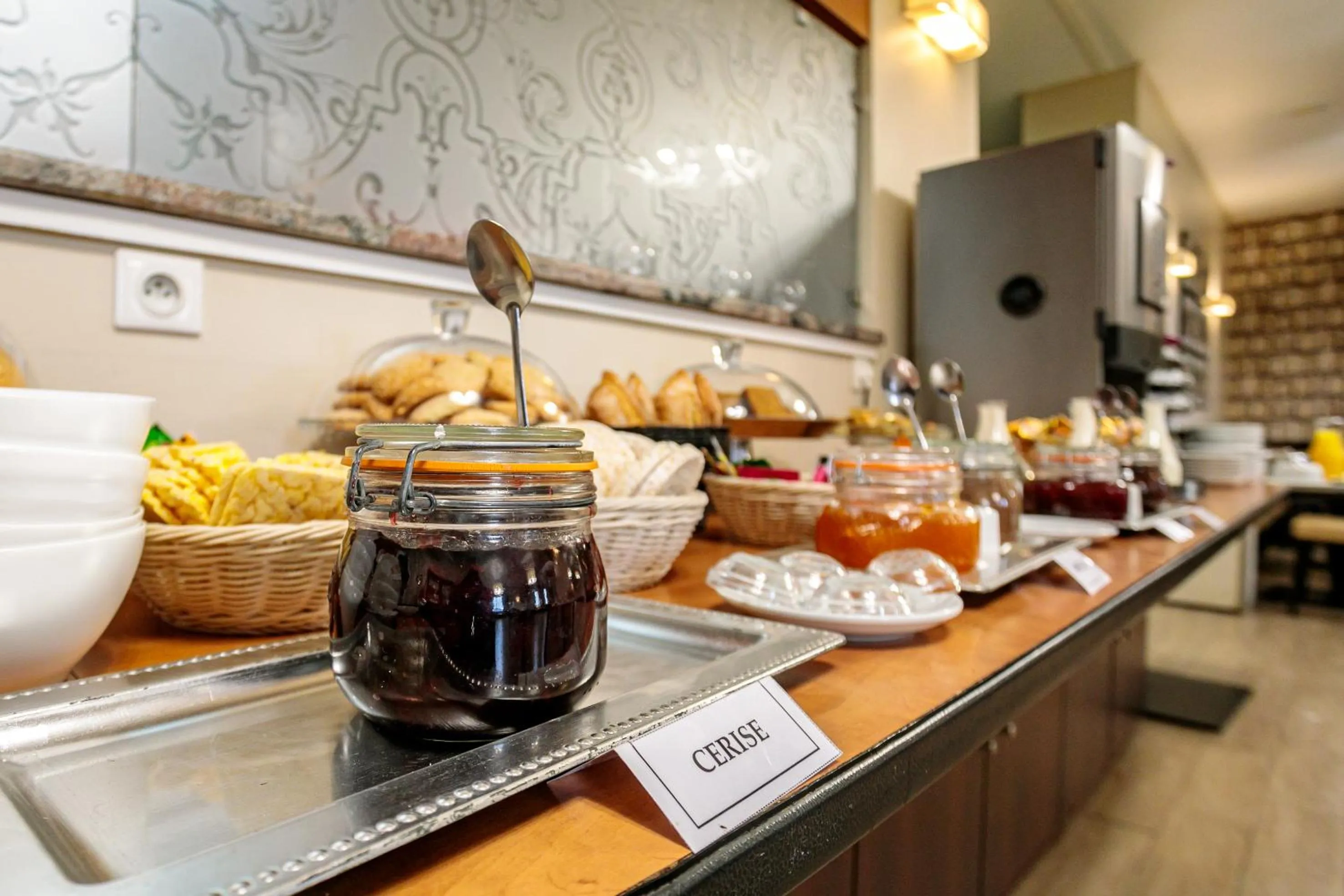 Buffet breakfast in Hôtel Spunta Di Mare