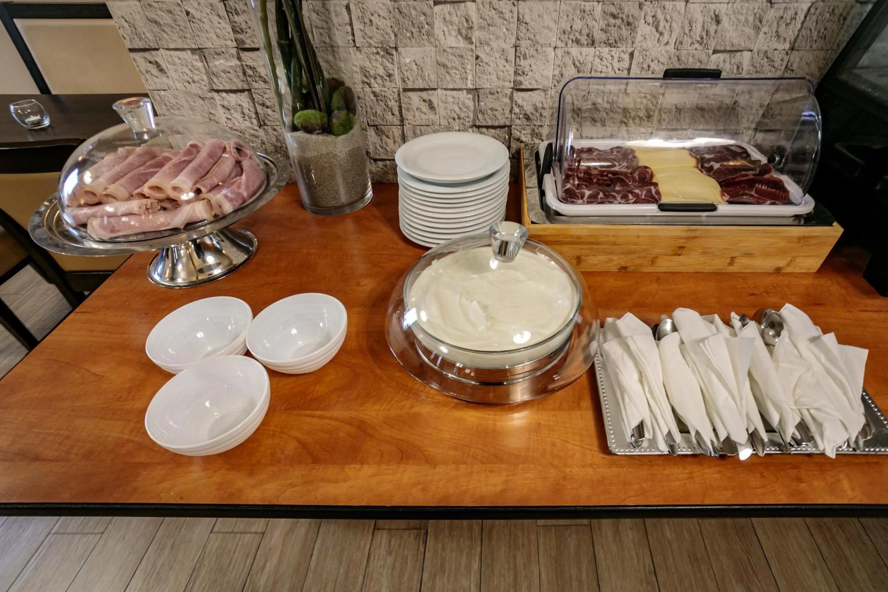 Buffet breakfast in Hôtel Spunta Di Mare