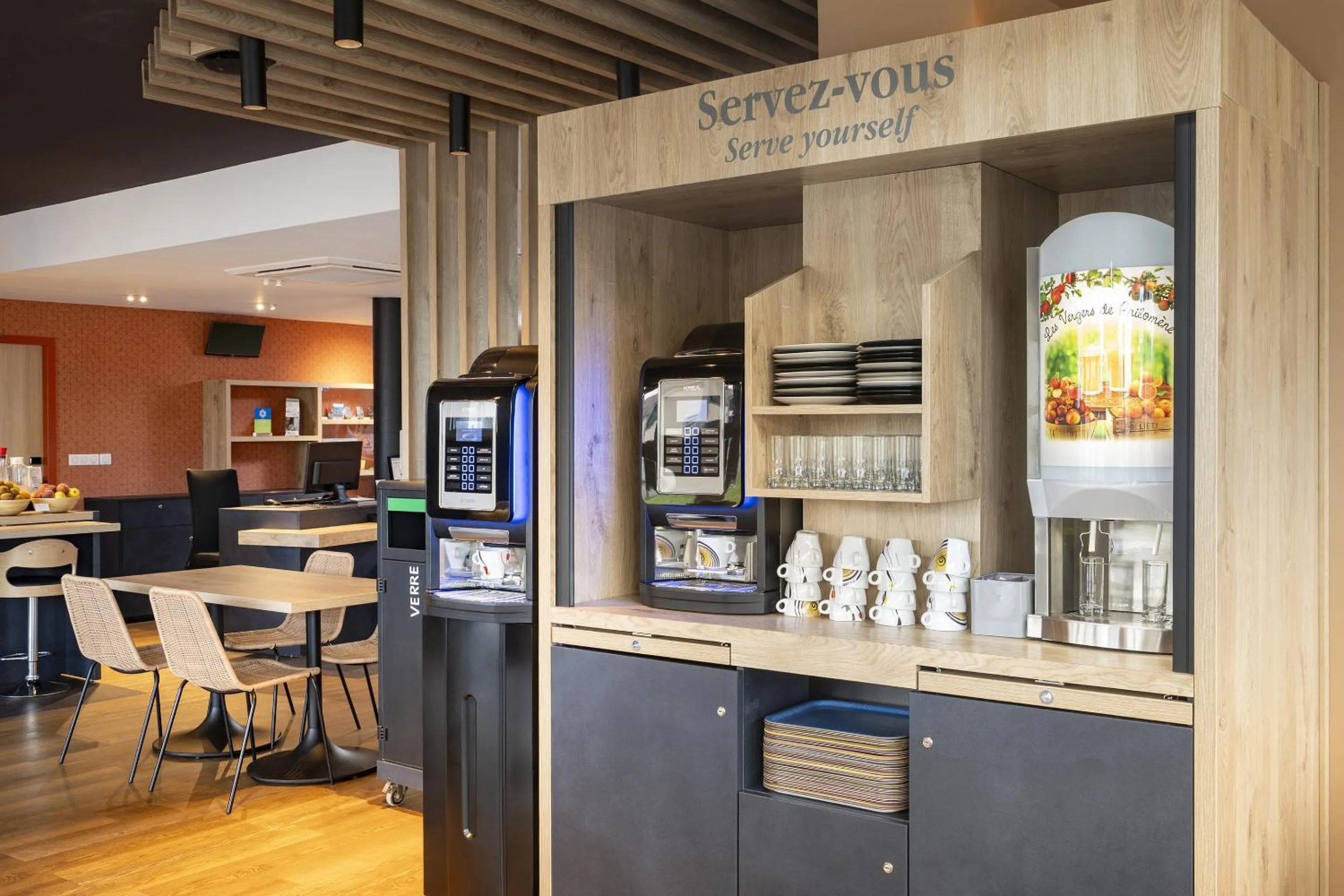 Lounge or bar in Sure Hotel by Best Western Dole