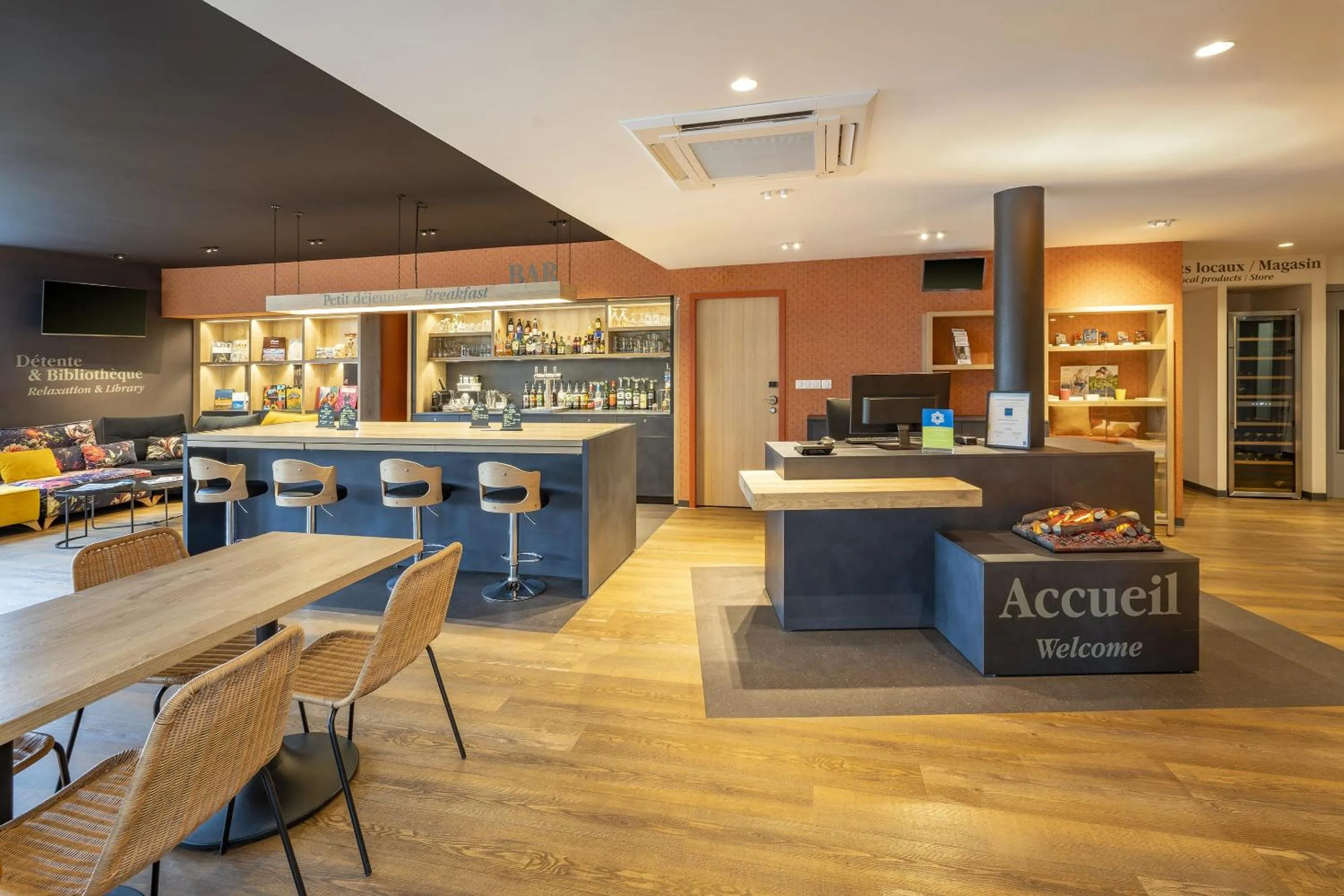 Lounge or bar in Sure Hotel by Best Western Dole