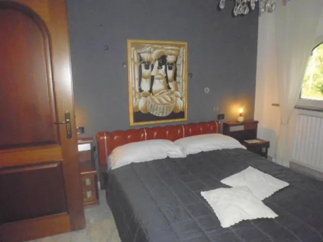Photo of the whole room, Bed in A casa di Lara
