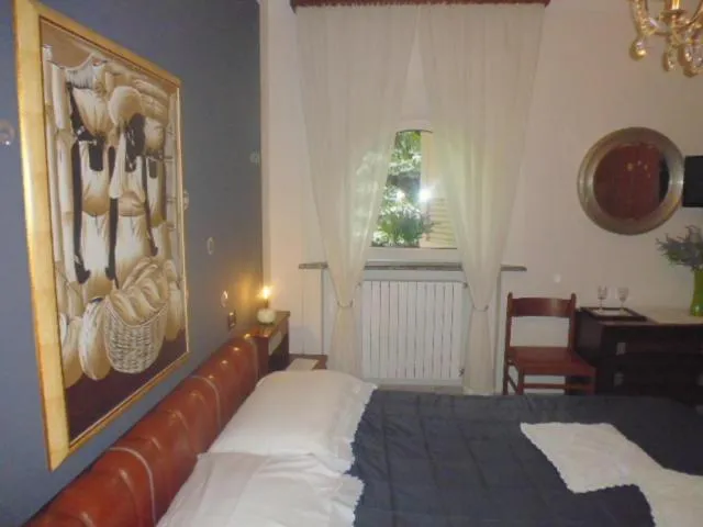 Photo of the whole room, Bed in A casa di Lara
