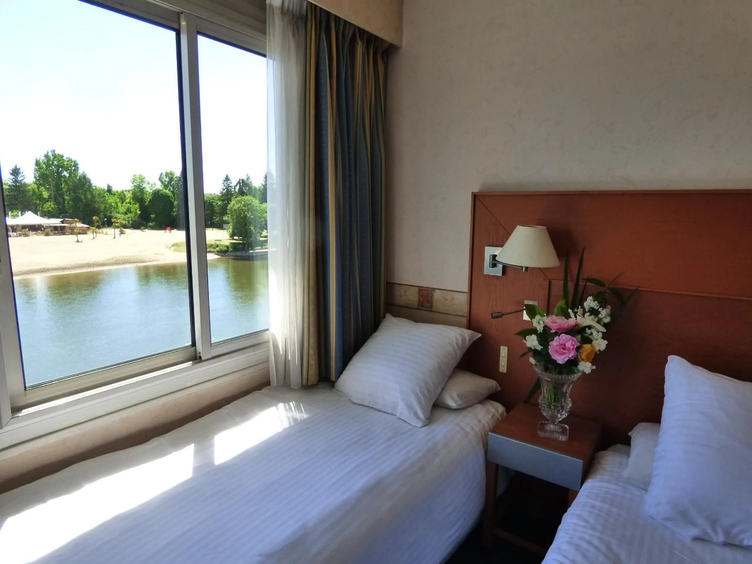 Bedroom, Bed in Hôtel Restaurant Le Bellevue Montrichard 3 étoiles