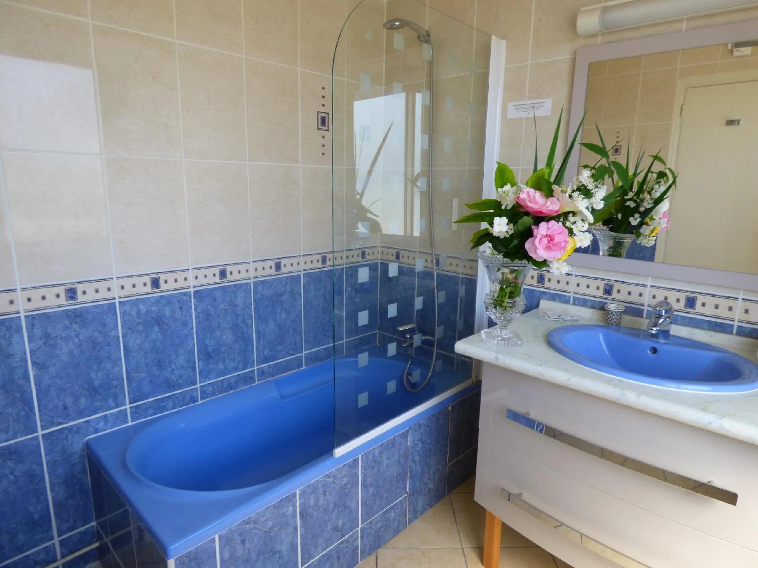 Bathroom in Hôtel Restaurant Le Bellevue Montrichard 3 étoiles