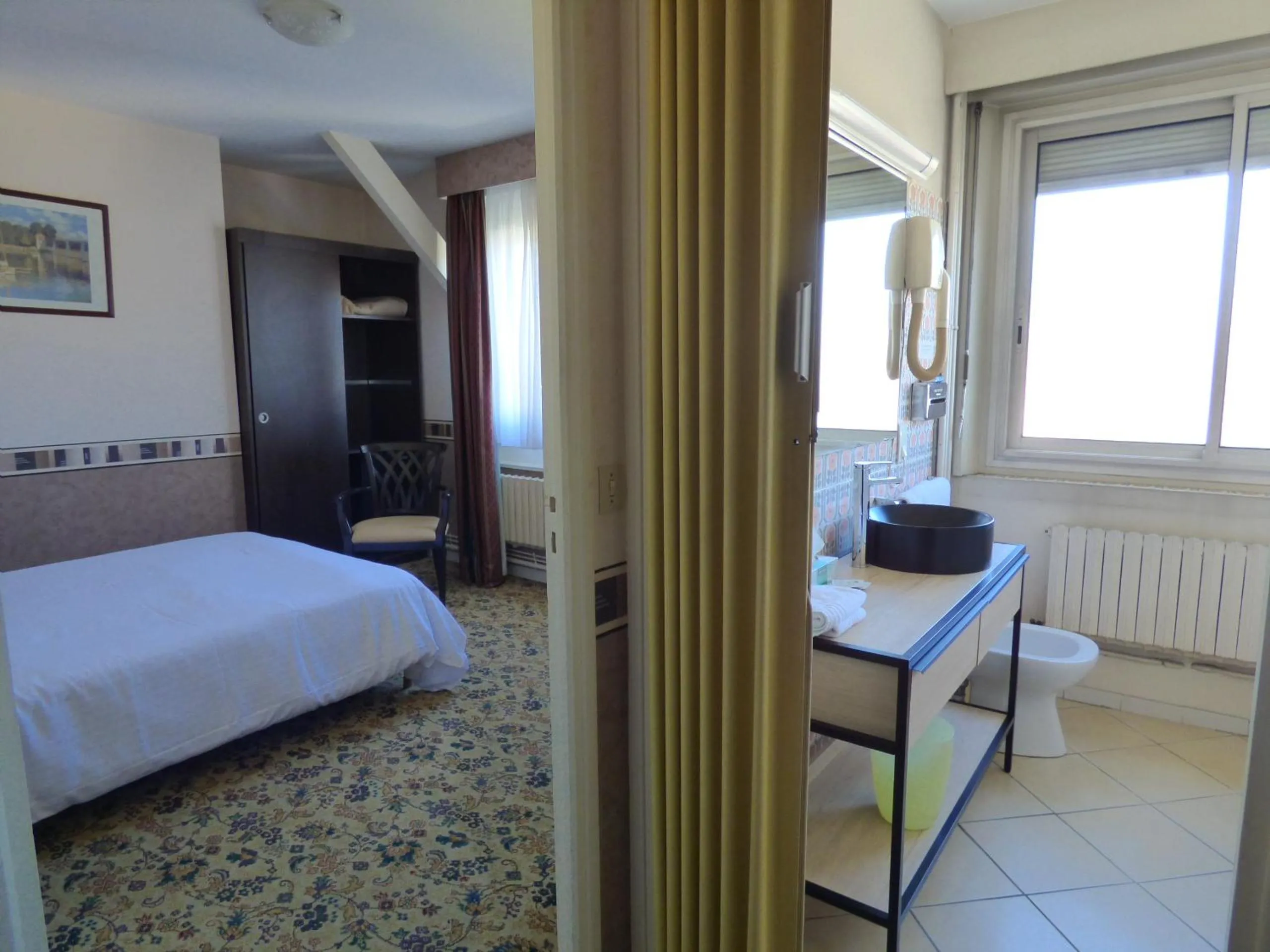 Photo of the whole room, Bed in Hôtel Restaurant Le Bellevue Montrichard 3 étoiles