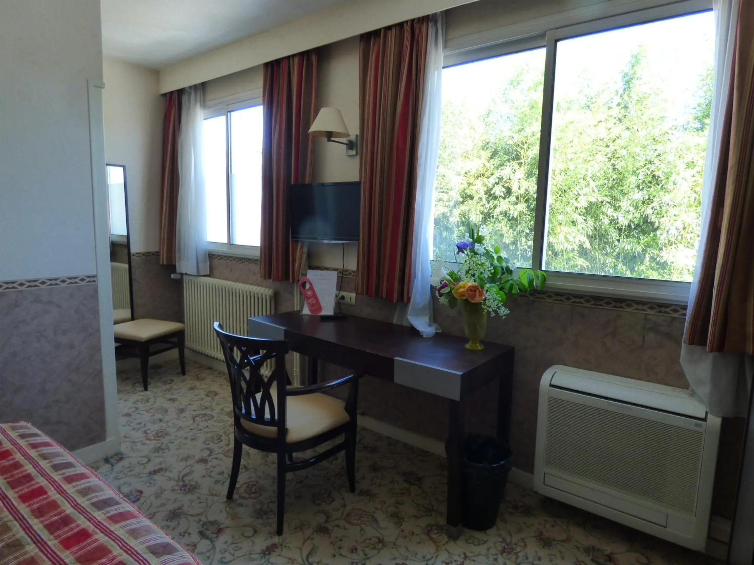 Bedroom in Hôtel Restaurant Le Bellevue Montrichard 3 étoiles