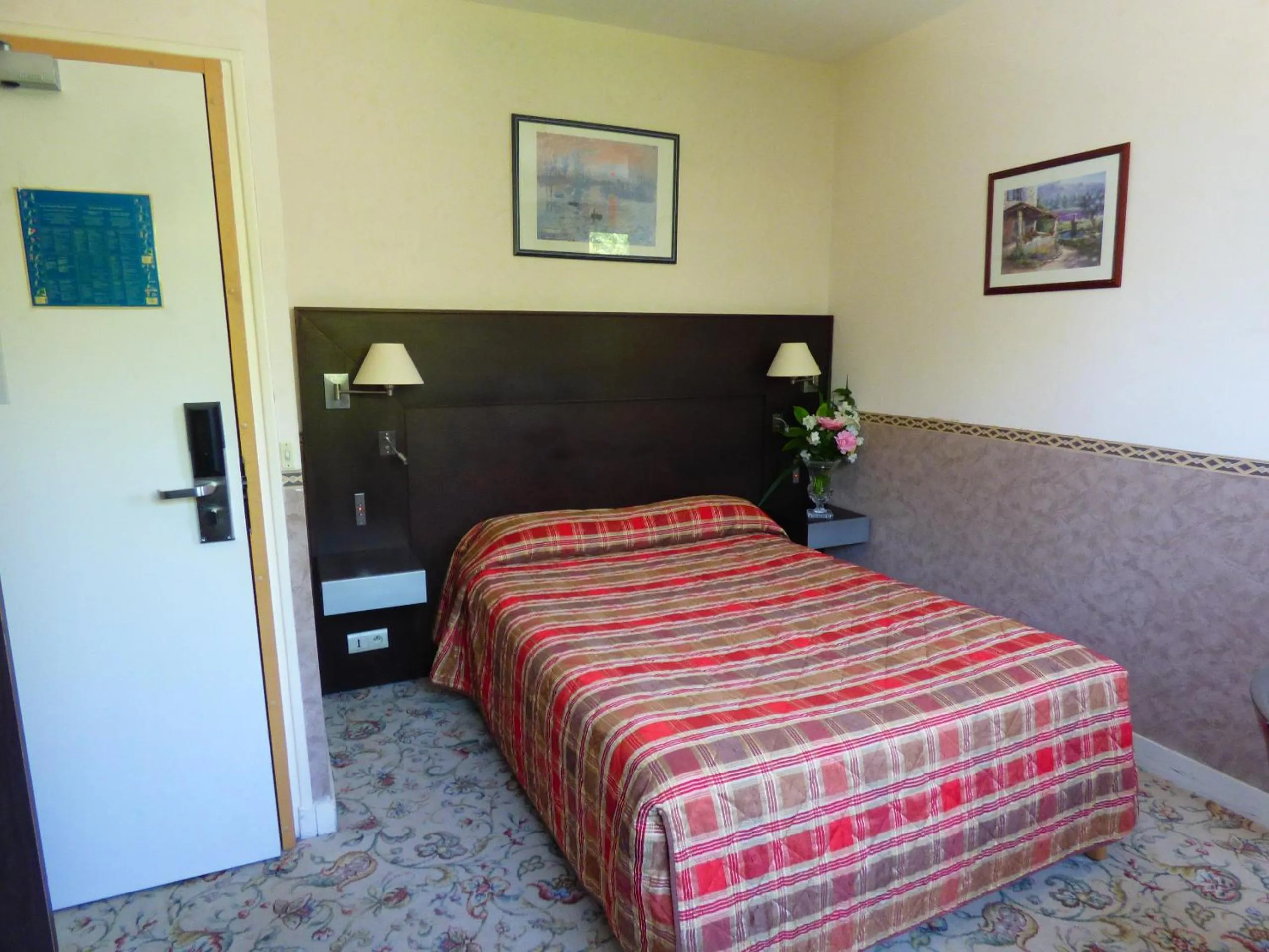 Bedroom, Bed in Hôtel Restaurant Le Bellevue Montrichard 3 étoiles