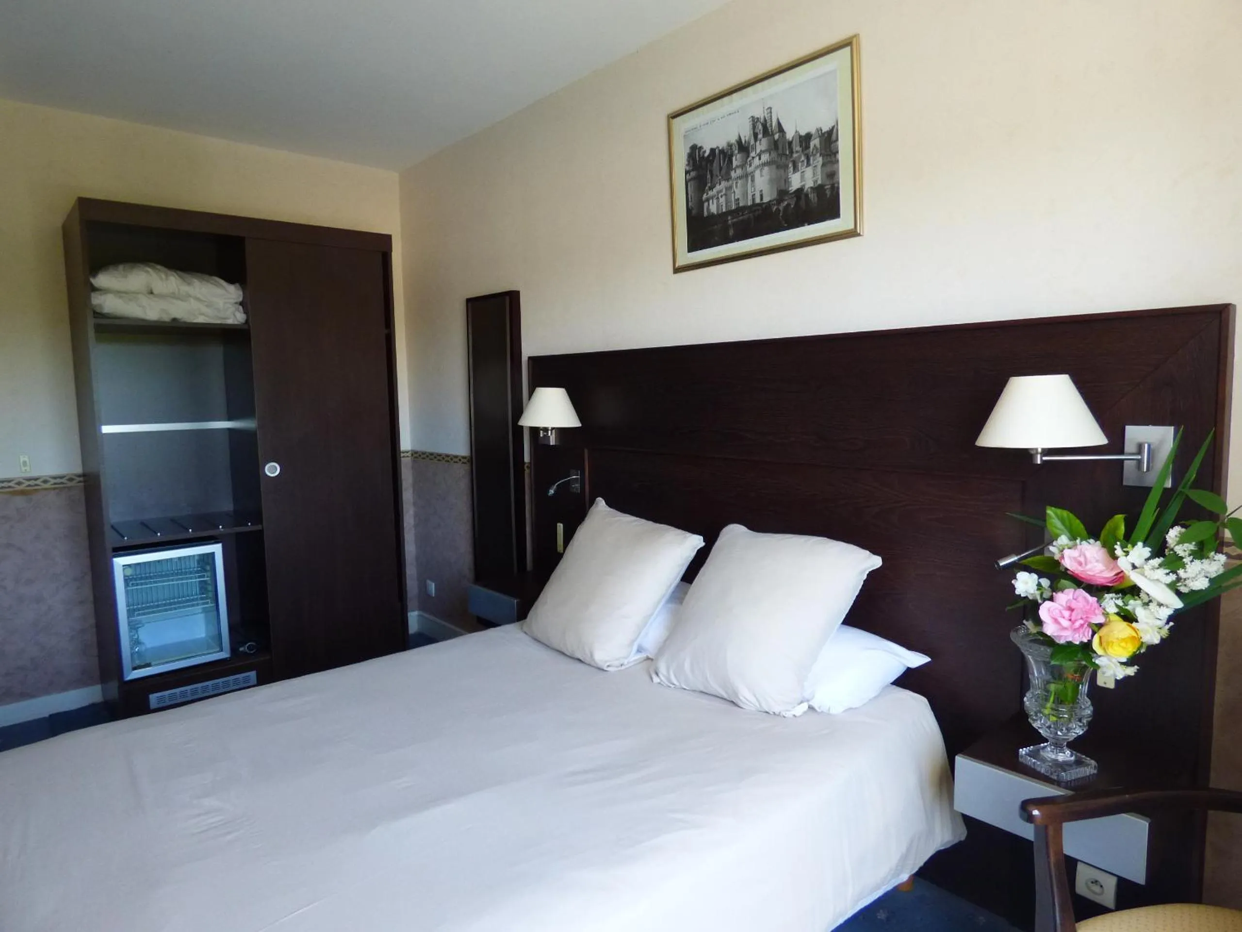 Bedroom, Bed in Hôtel Restaurant Le Bellevue Montrichard 3 étoiles