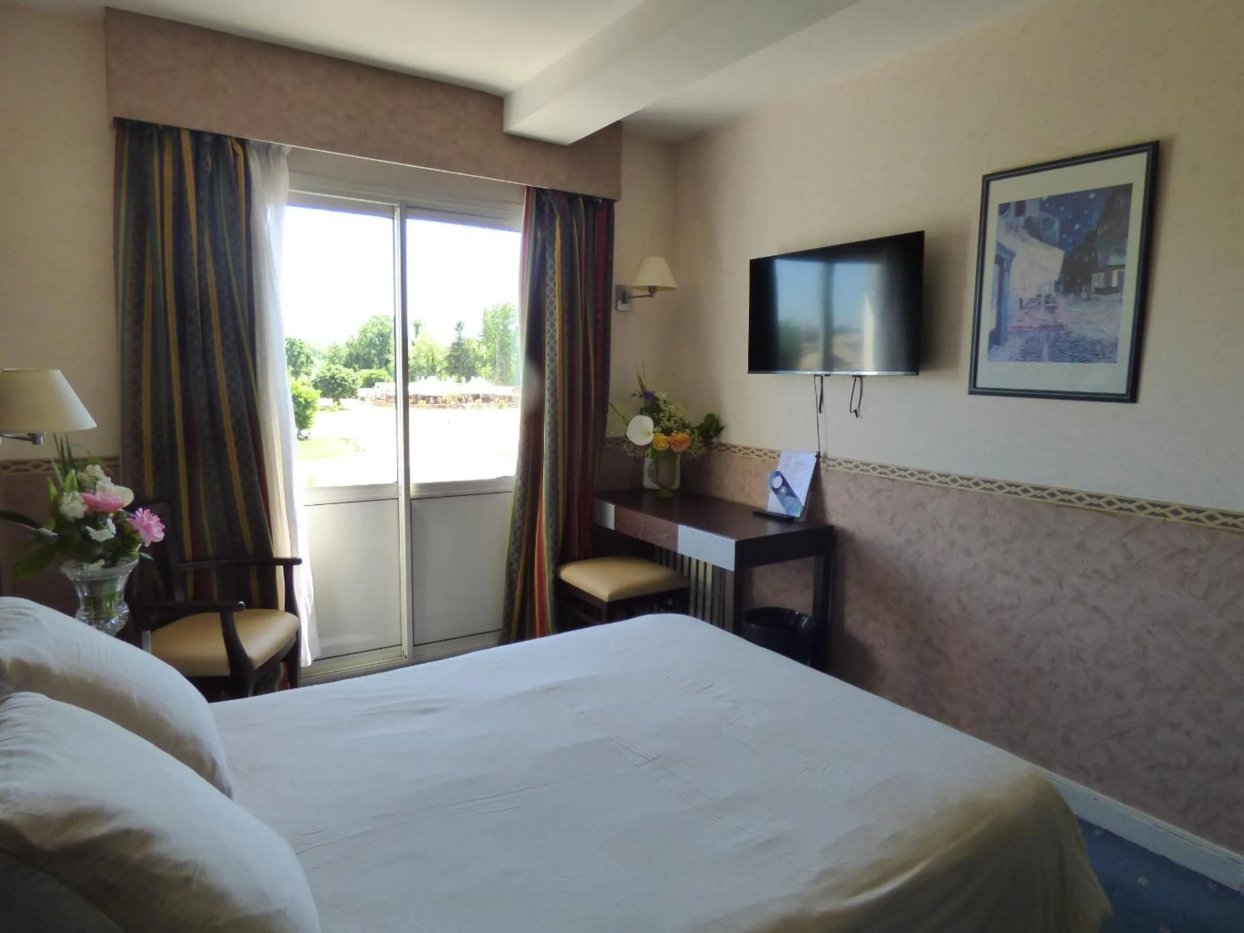 Bedroom, Bed in Hôtel Restaurant Le Bellevue Montrichard 3 étoiles