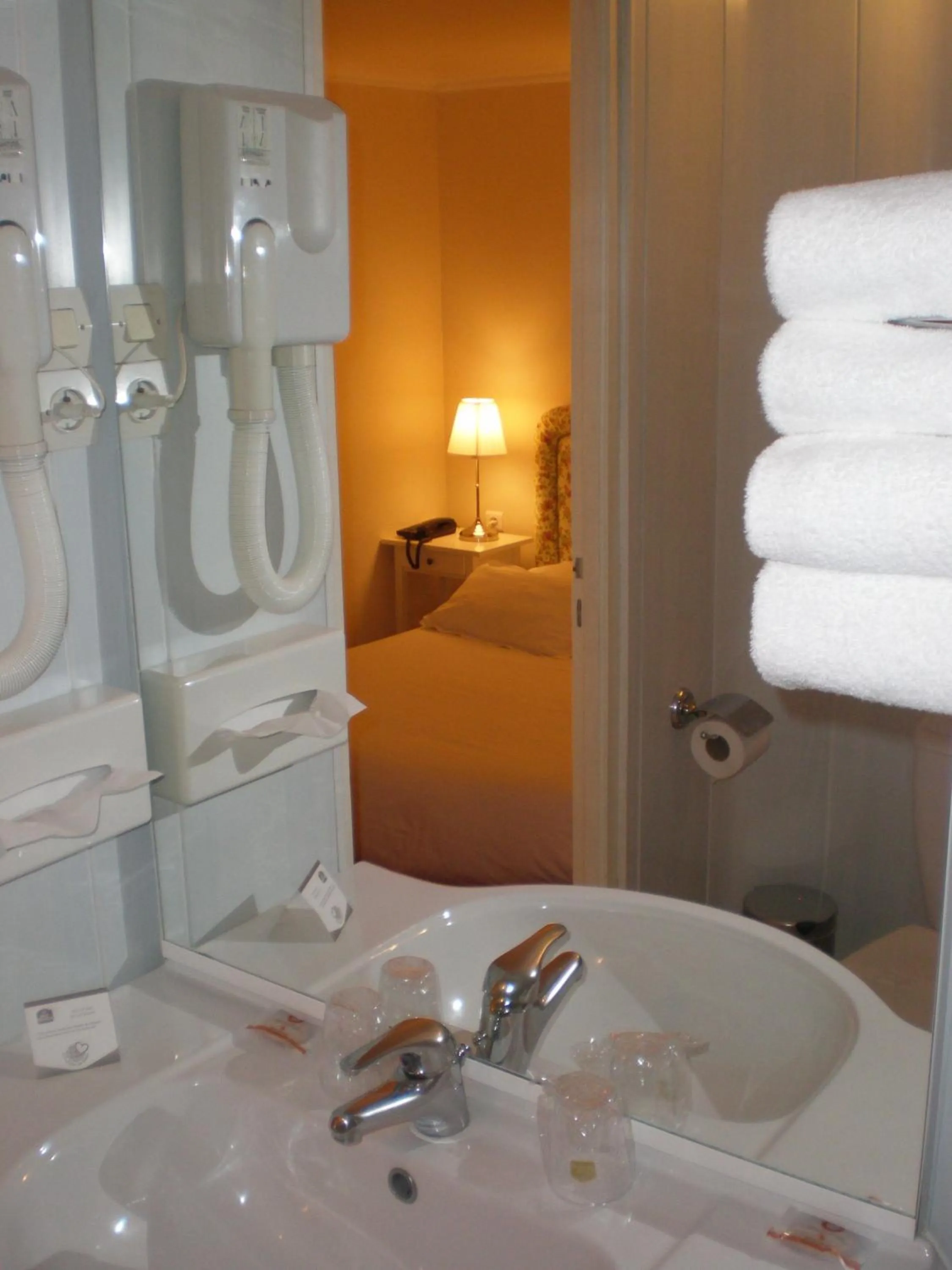 Bathroom, Bed in Best Western Hôtel Montgomery